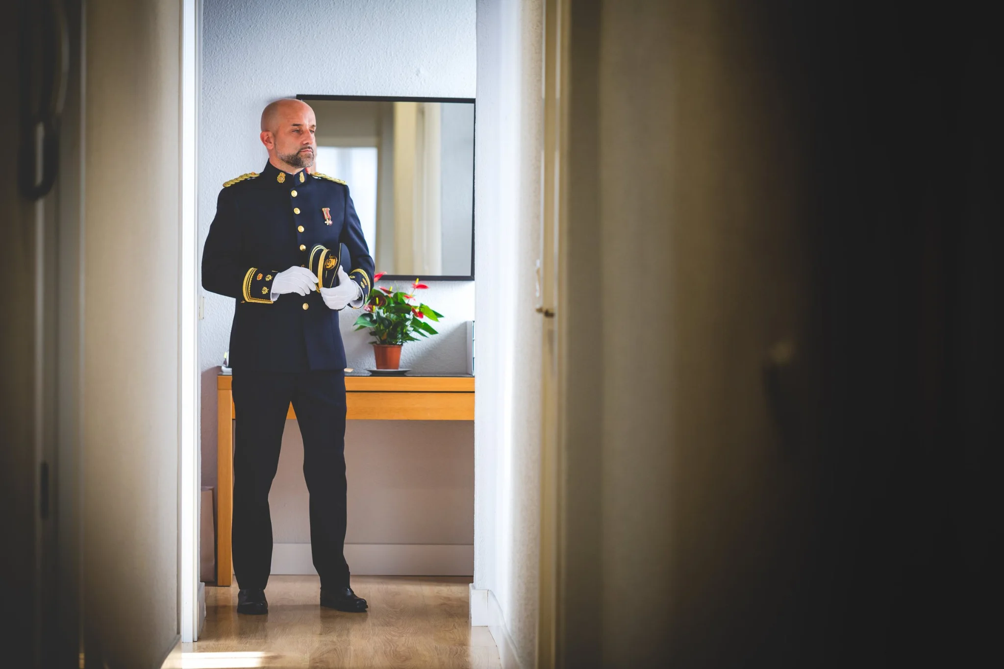 Novio vestido de gala militar en el pasillo en una boda en Peñarrubia de Araceli, fotografía de Pedro Zamorano.