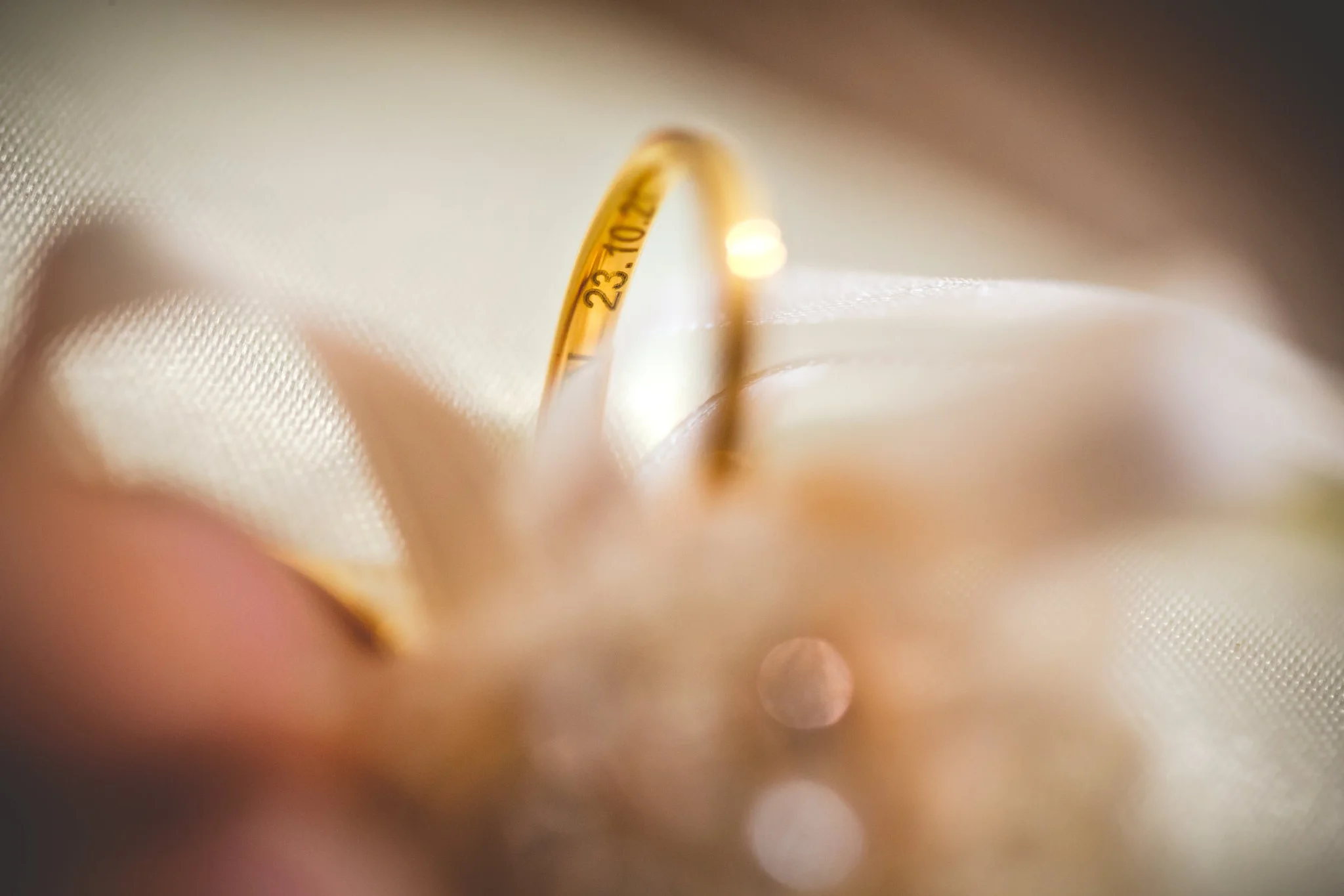 Primer plano artístico de los anillos de boda en una boda en Peñarrubia de Araceli, fotografía de Pedro Zamorano.