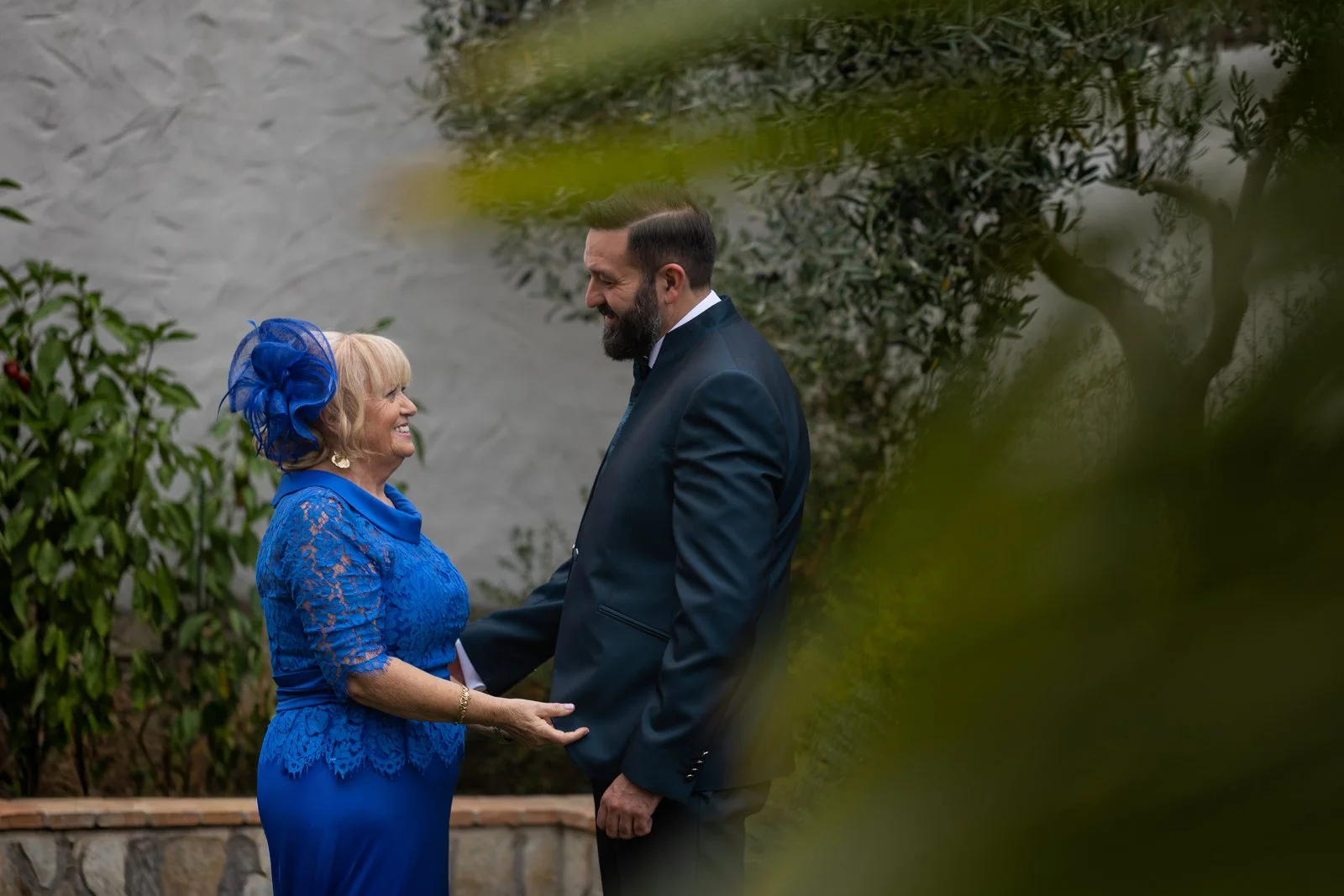Novio y su madre cogidos de las manos antes de la boda en una boda en Peñarrubia de Araceli, fotografía de Pedro Zamorano.