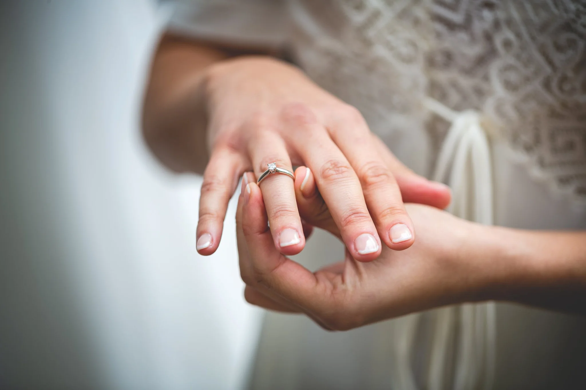 Detalle de las manos de la novia mostrando el anillo en una boda en Peñarrubia de Araceli, fotografía de Pedro Zamorano.