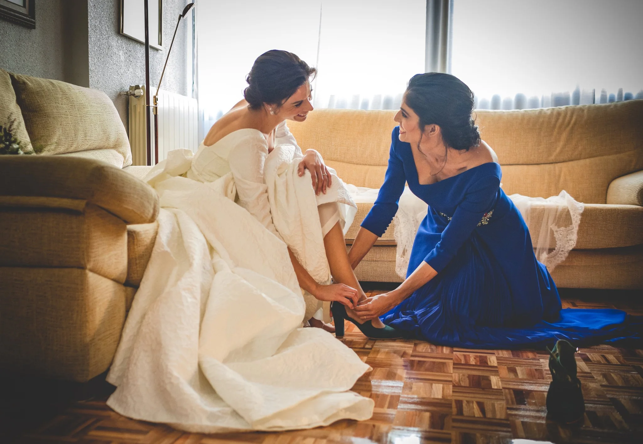 Novia y su madre compartiendo un momento durante los preparativos en una boda en Peñarrubia de Araceli, fotografía de Pedro Zamorano.