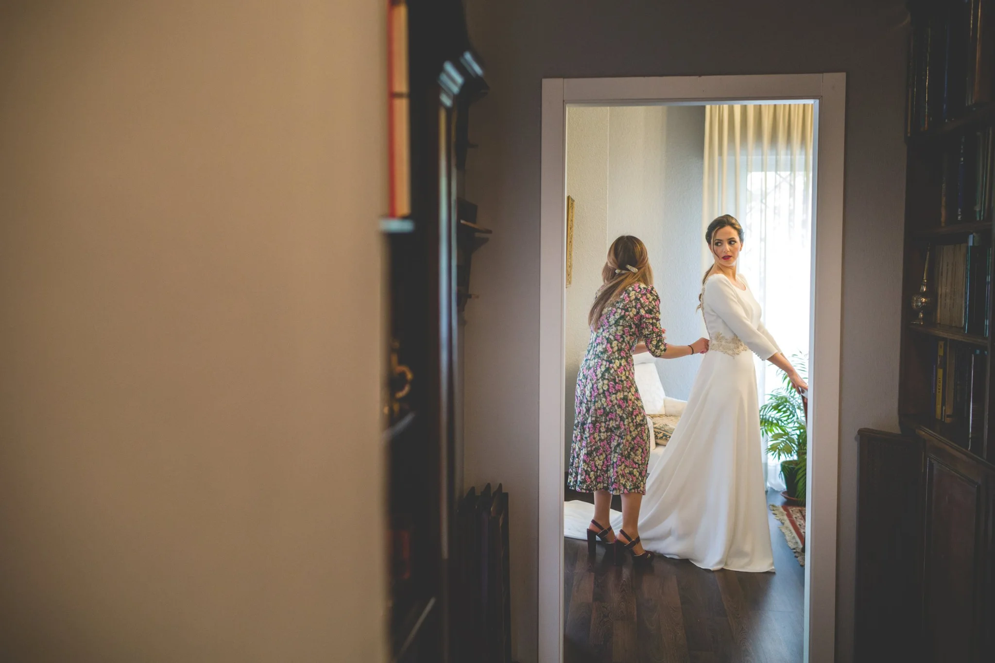 Novia acompañada durante los últimos preparativos en una boda en Peñarrubia de Araceli, fotografía de Pedro Zamorano.