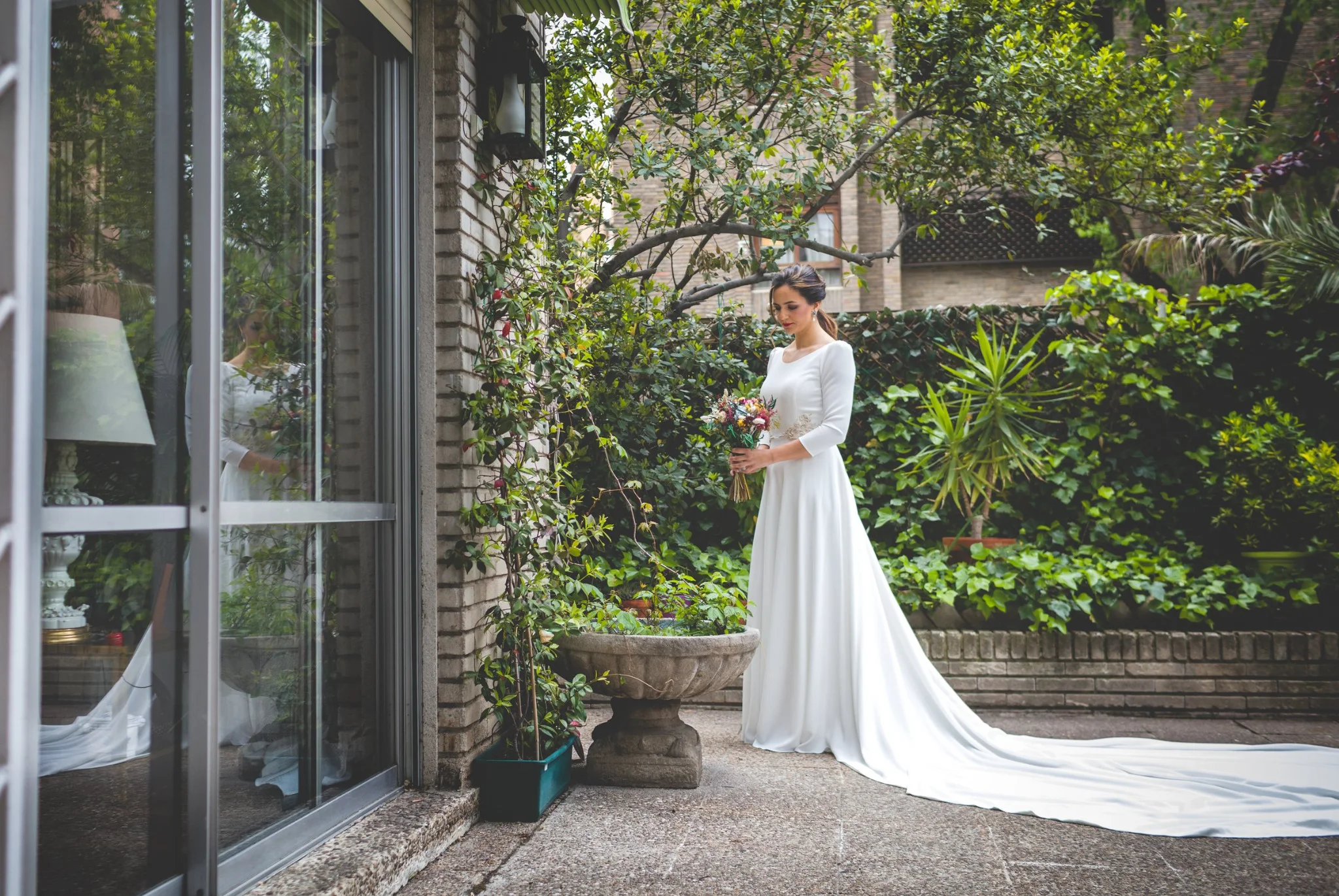 Retrato de la novia con vestido y velo en la terraza en una boda en Peñarrubia de Araceli, fotografía de Pedro Zamorano.
