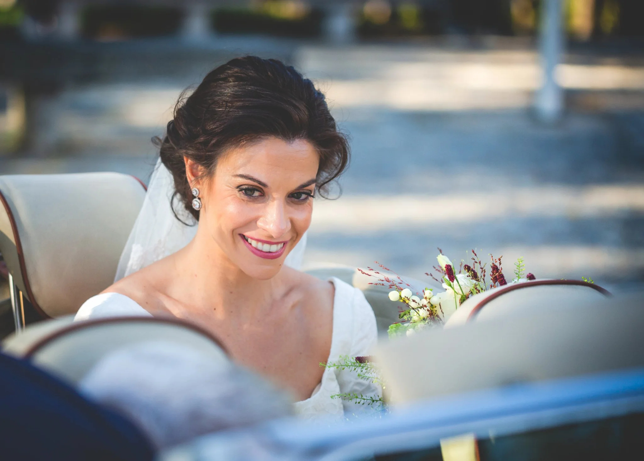 Retrato de la novia sentada en el coche clásico en una boda en Peñarrubia de Araceli, fotografía de Pedro Zamorano.