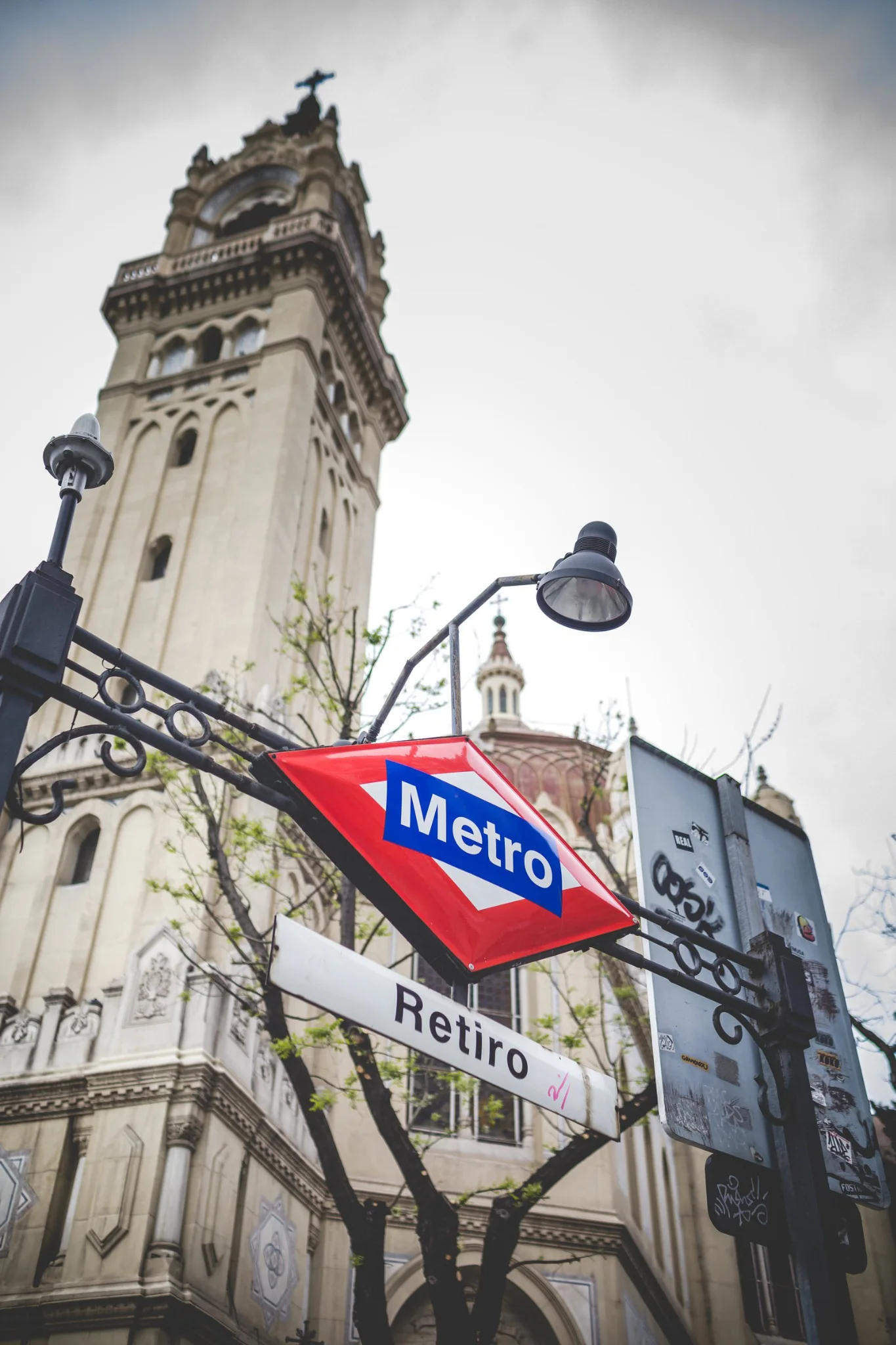 Detalle urbano de la estación de Metro Retiro en Madrid en una boda en Peñarrubia de Araceli, fotografía de Pedro Zamorano.