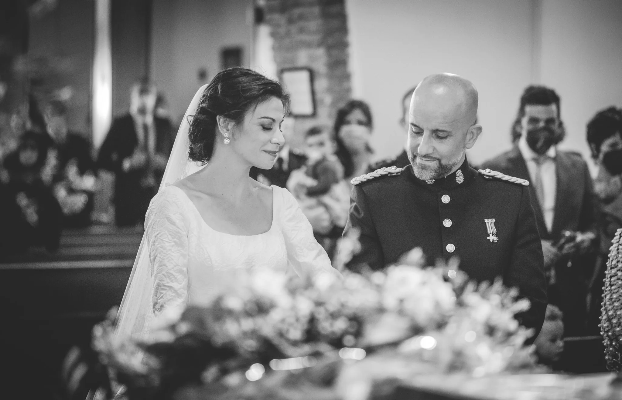 Intercambio de anillos en una ceremonia militar en una boda en Peñarrubia de Araceli, fotografía de Pedro Zamorano.
