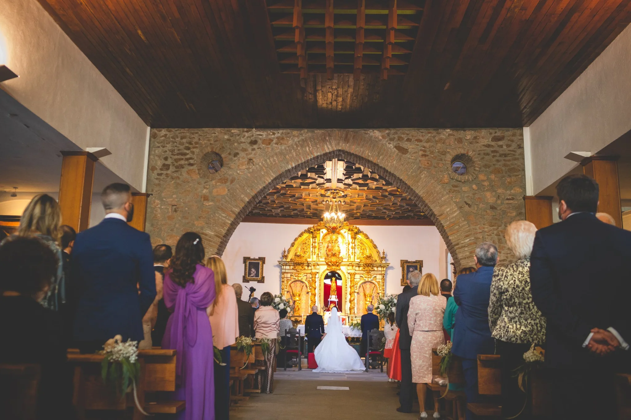 Vista general de la ceremonia religiosa en la iglesia en una boda en Peñarrubia de Araceli, fotografía de Pedro Zamorano.