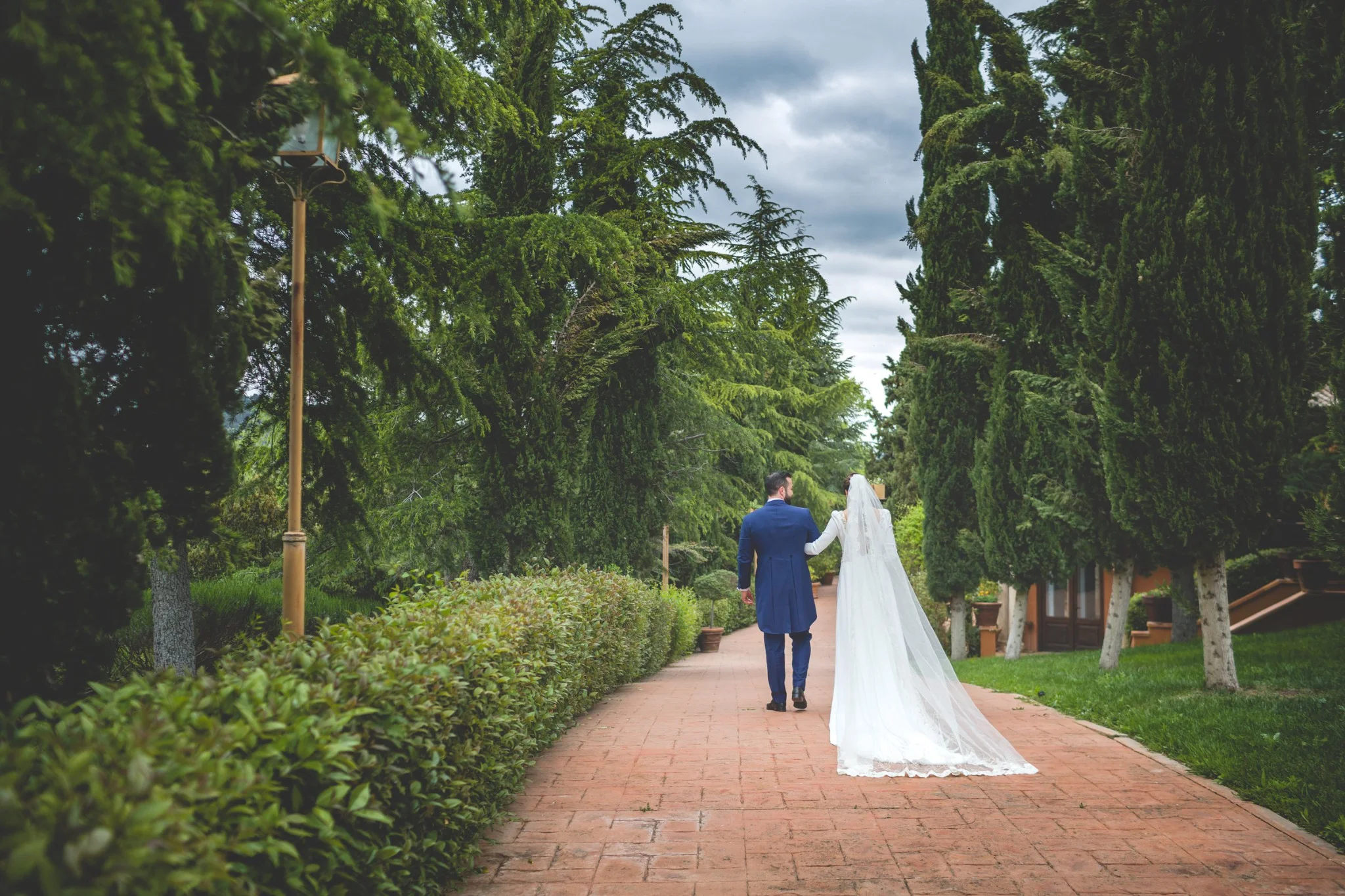 Novios paseando por los jardines de la finca en una boda en Peñarrubia de Araceli, fotografía de Pedro Zamorano.
