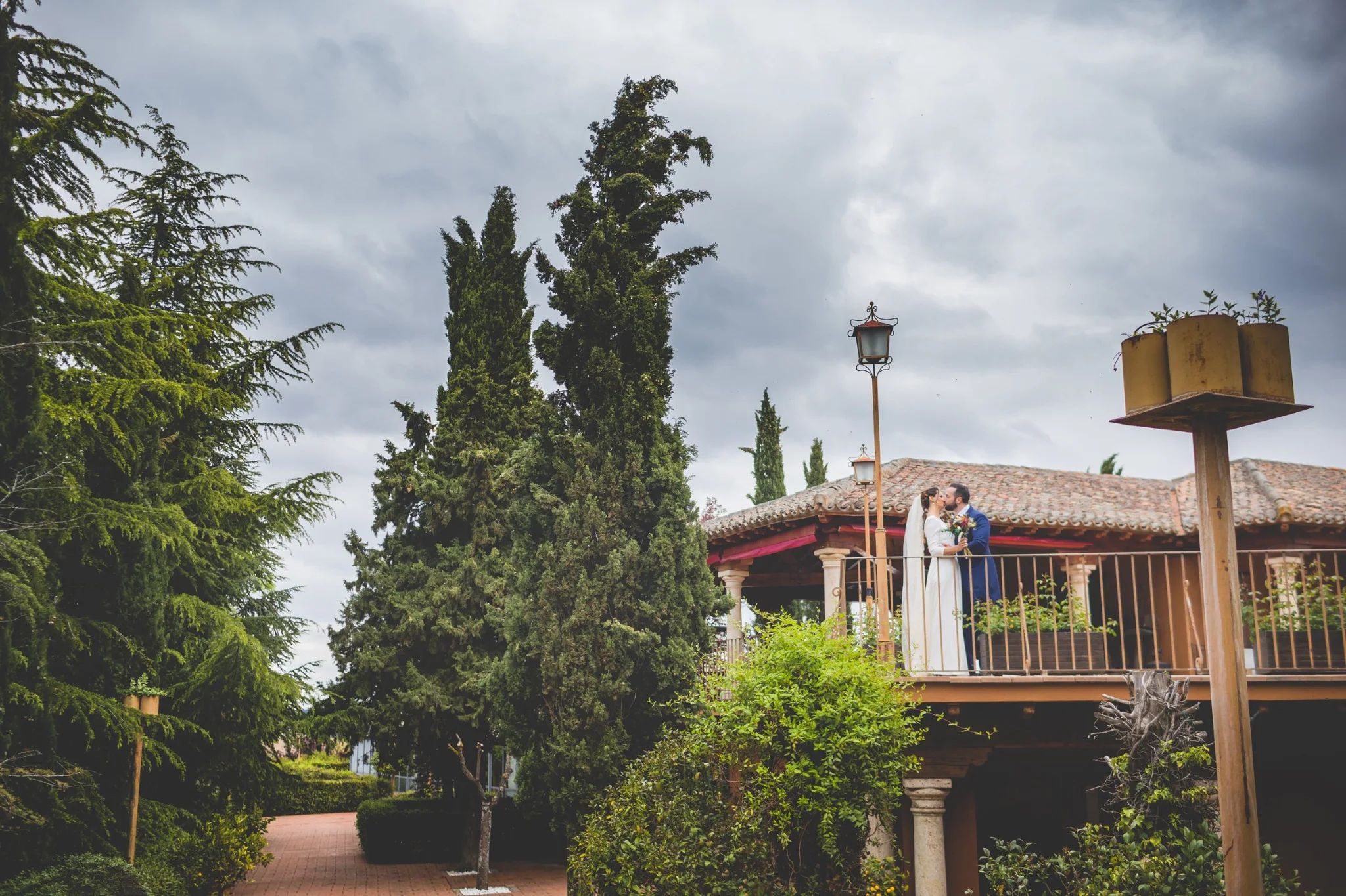 Novios posando en el balcón de la finca en una boda en Peñarrubia de Araceli, fotografía de Pedro Zamorano.