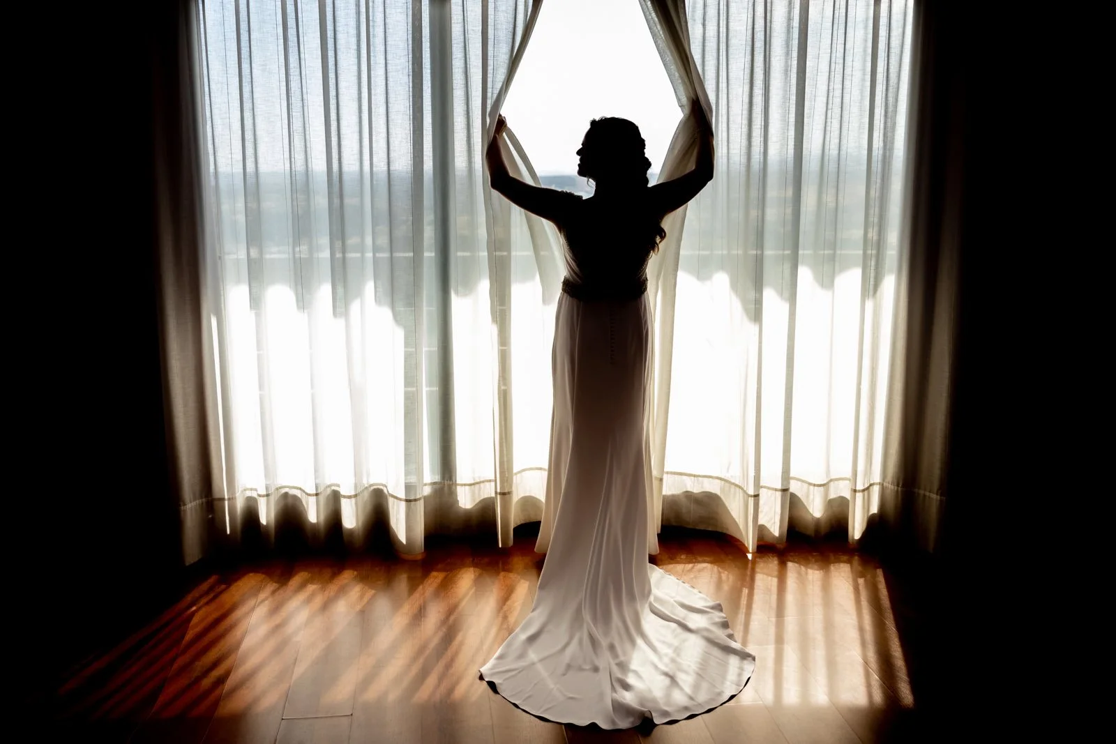 Silueta de la novia frente a una gran ventana en una boda en Peñarrubia de Araceli, fotografía de Pedro Zamorano.