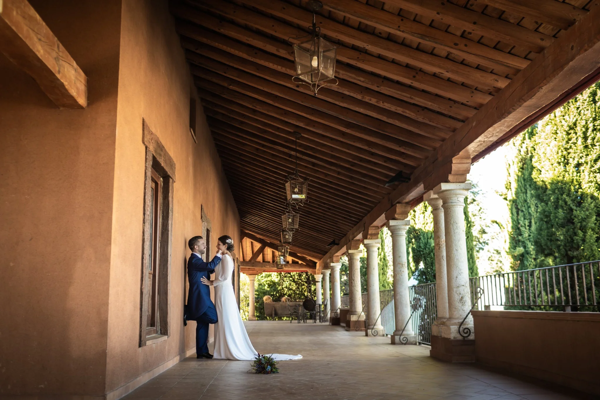 Novios retratados al fondo del corredor del porche en una boda en Peñarrubia de Araceli, fotografía de Pedro Zamorano.