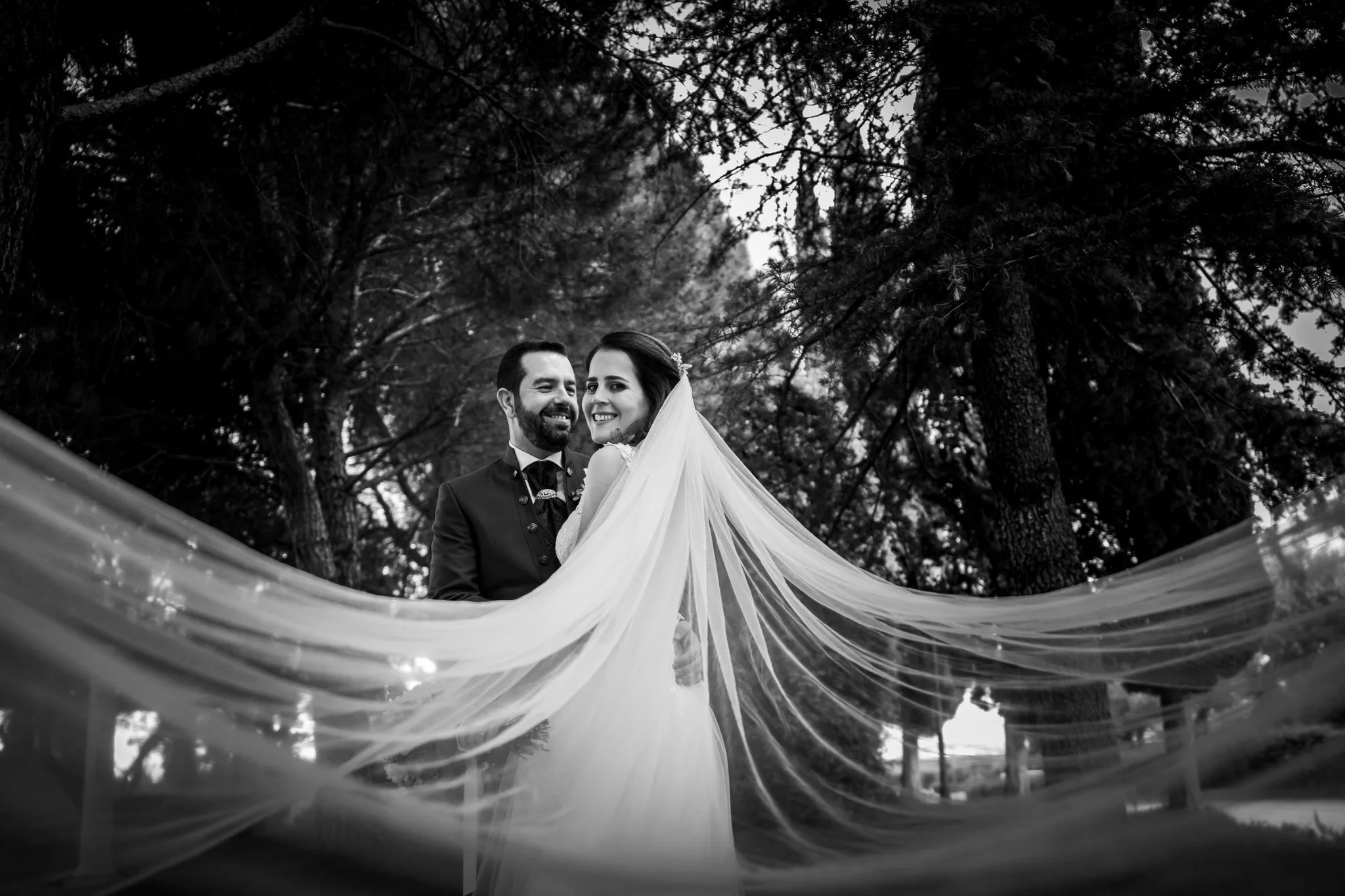 Retrato en blanco y negro de los novios bajo el velo en una boda en Peñarrubia de Araceli, fotografía de Pedro Zamorano.