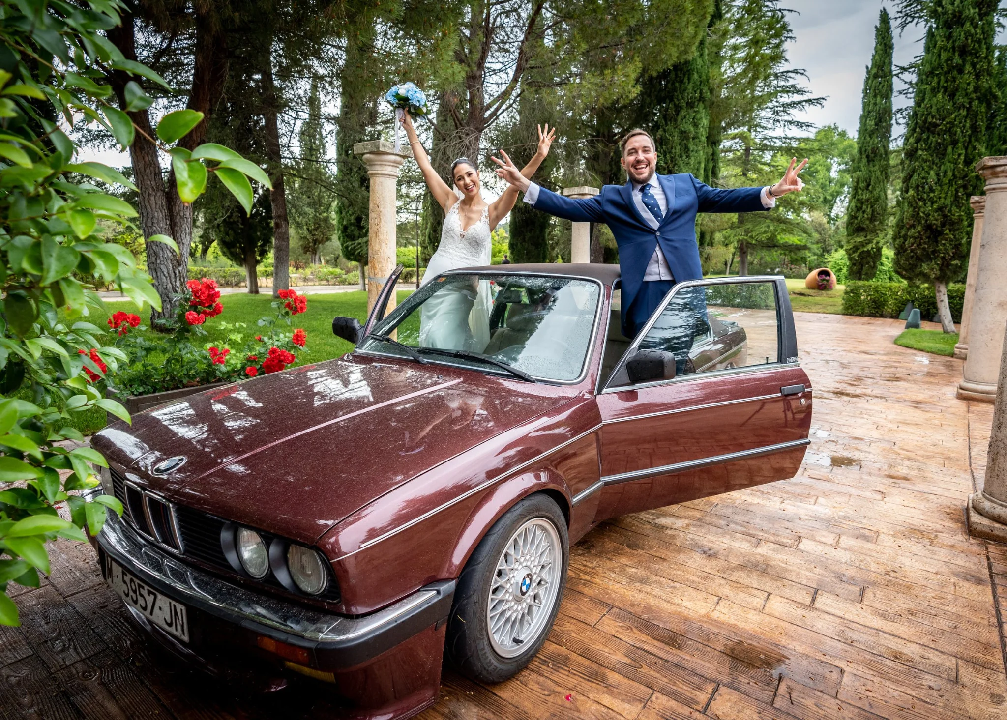 Novios celebrando dentro de un descapotable rojo en una boda en Peñarrubia de Araceli, fotografía de Pedro Zamorano.