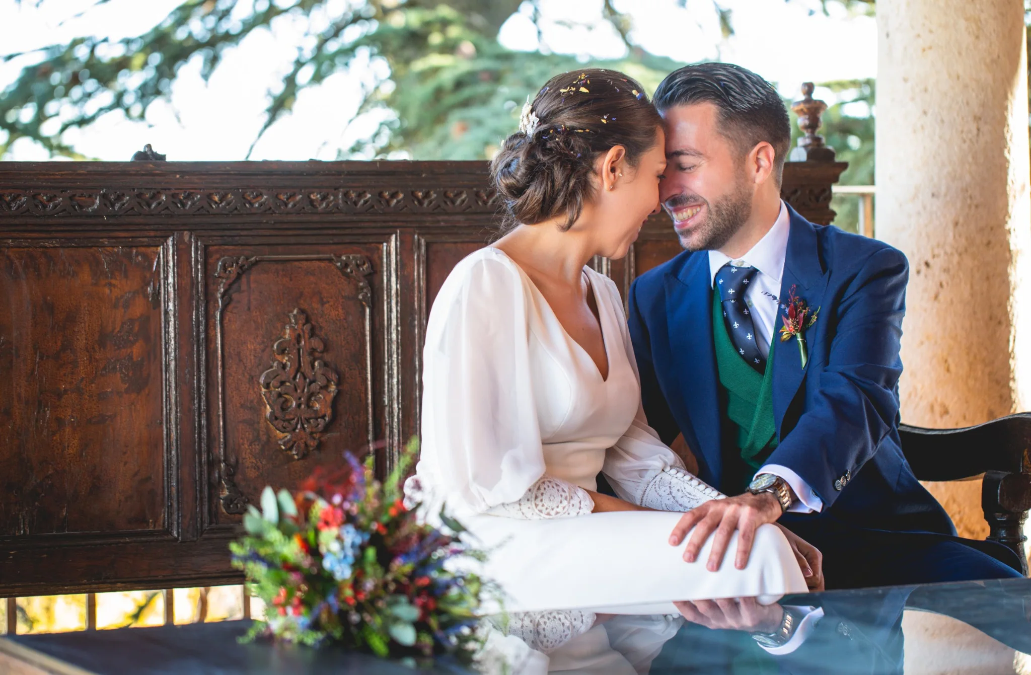 Novios sentados juntos en el porche de la finca en una boda en Peñarrubia de Araceli, fotografía de Pedro Zamorano.