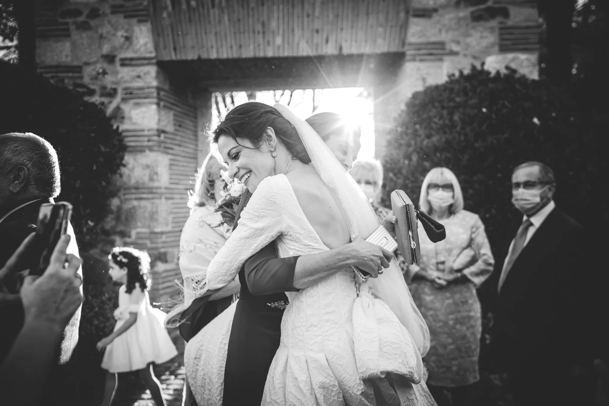 Abrazo emotivo de la novia con un familiar en blanco y negro en una boda en Peñarrubia de Araceli, fotografía de Pedro Zamorano.