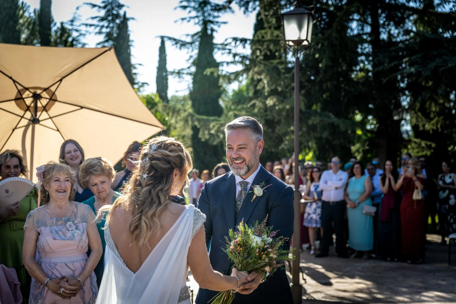 Novia llegando a la ceremonia civil acompañada en una boda en Peñarrubia de Araceli, fotografía de Pedro Zamorano.