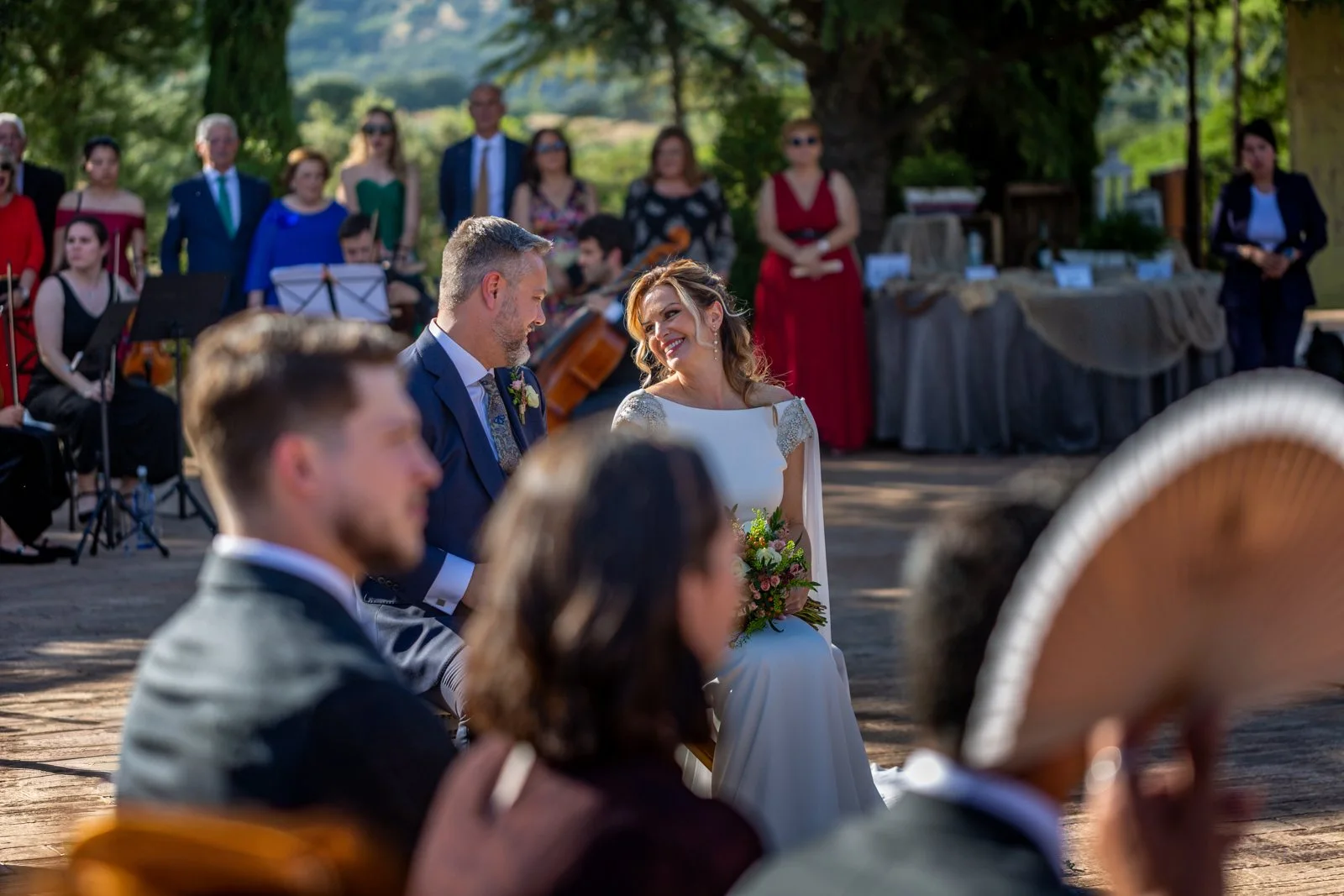 Momento de la ceremonia civil con músicos e invitados en una boda en Peñarrubia de Araceli, fotografía de Pedro Zamorano.