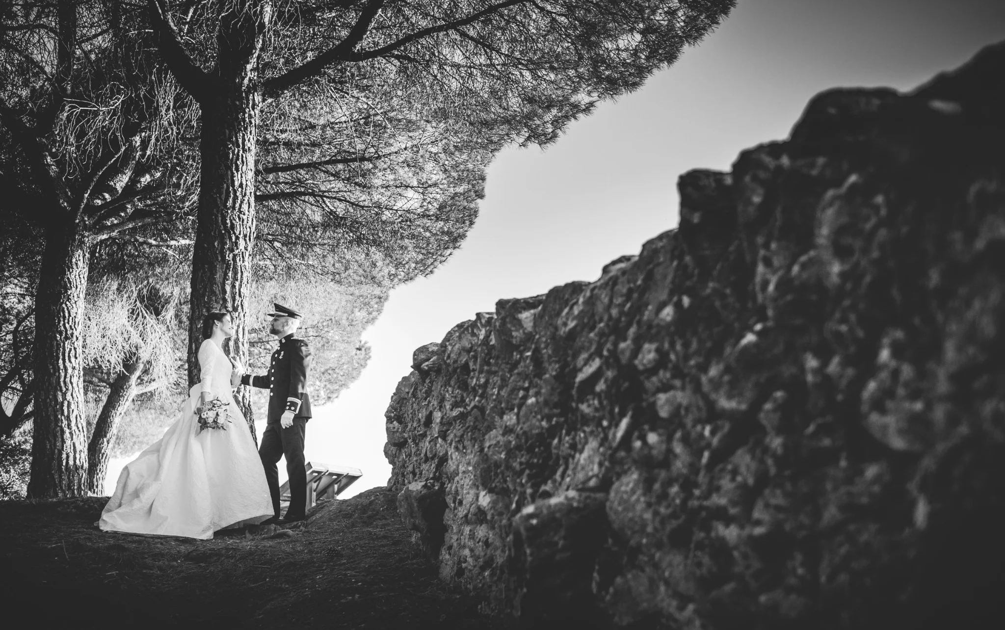 Retrato de los novios en el paisaje en blanco y negro en una boda en Peñarrubia de Araceli, fotografía de Pedro Zamorano.