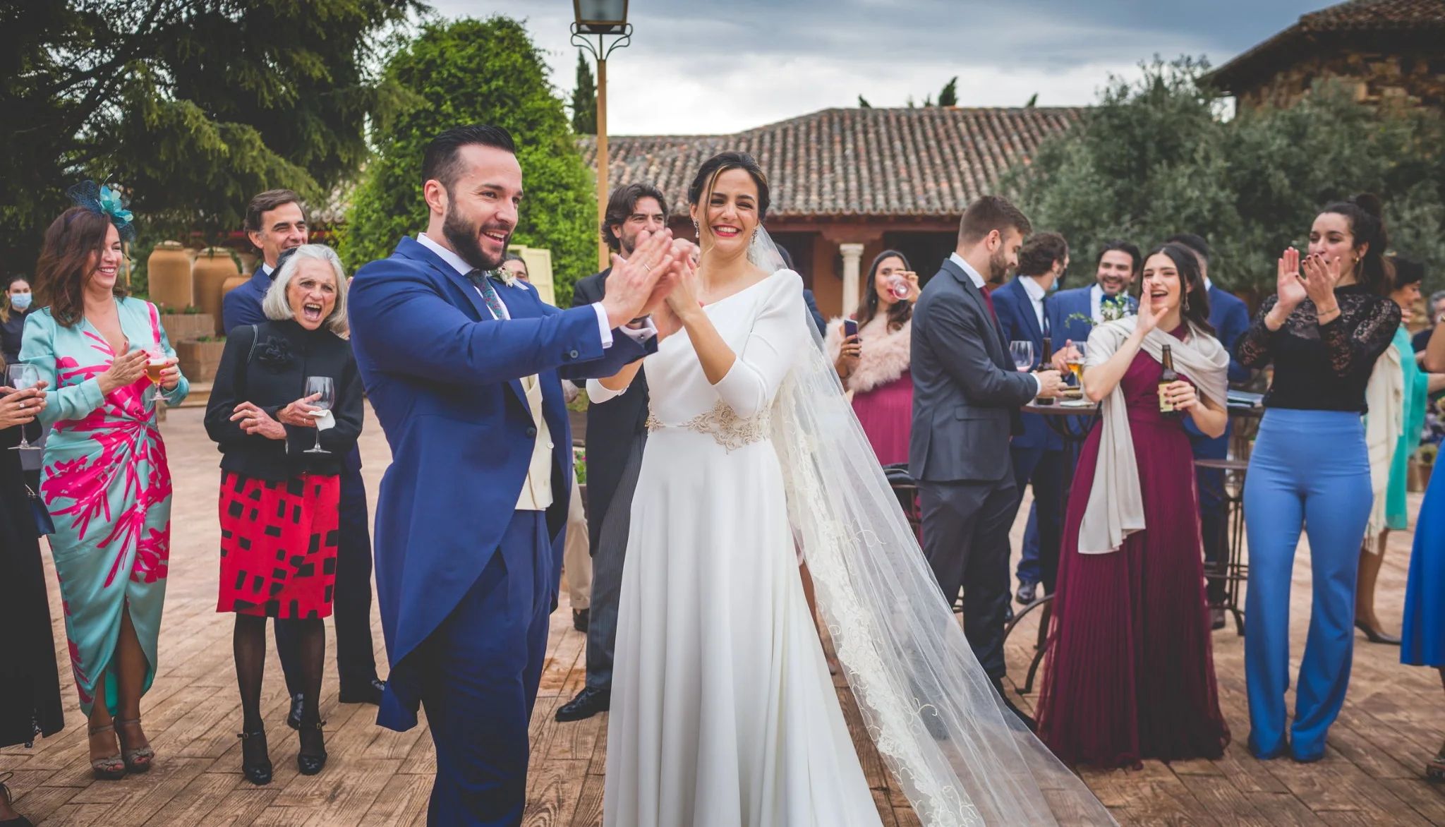 Novios celebrando con los invitados tras la ceremonia en una boda en Peñarrubia de Araceli, fotografía de Pedro Zamorano.