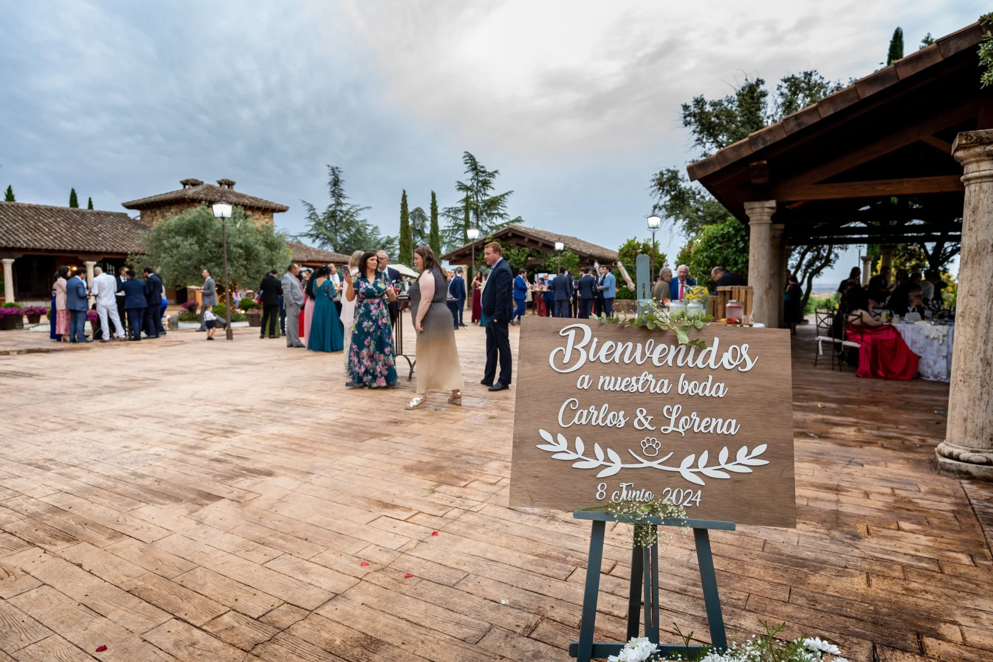 Cartel de bienvenida al cóctel en la finca en una boda en Peñarrubia de Araceli, fotografía de Pedro Zamorano.