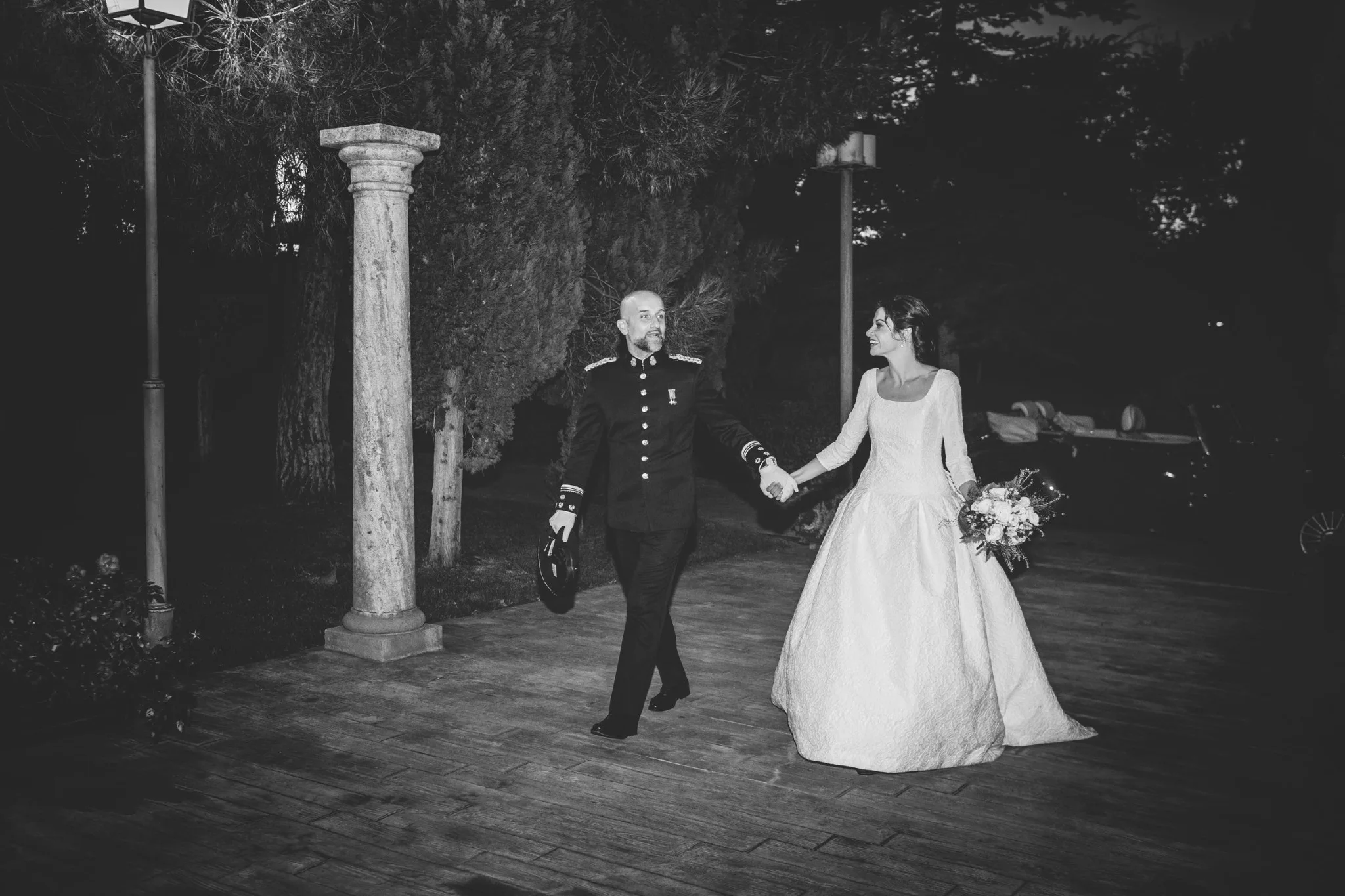Novios caminando de la mano al anochecer en una boda en Peñarrubia de Araceli, fotografía de Pedro Zamorano.