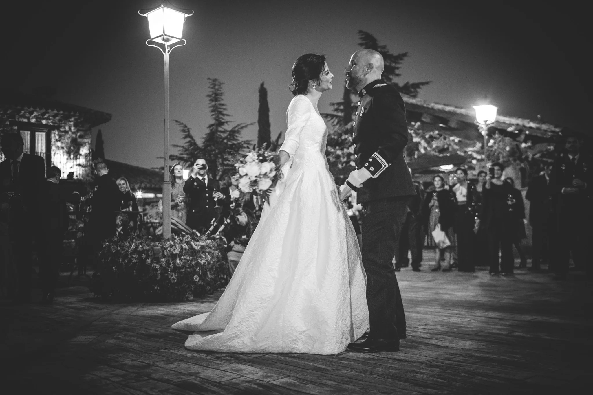 Beso de los novios durante la celebración nocturna en una boda en Peñarrubia de Araceli, fotografía de Pedro Zamorano.