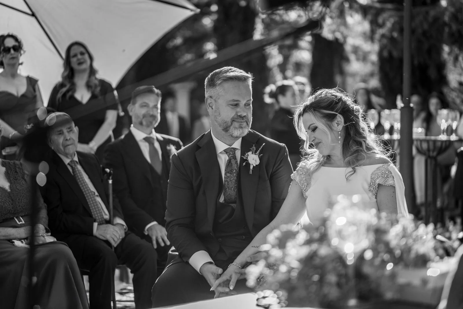 Pareja sentada durante la ceremonia civil en una boda en Peñarrubia de Araceli, fotografía de Pedro Zamorano.