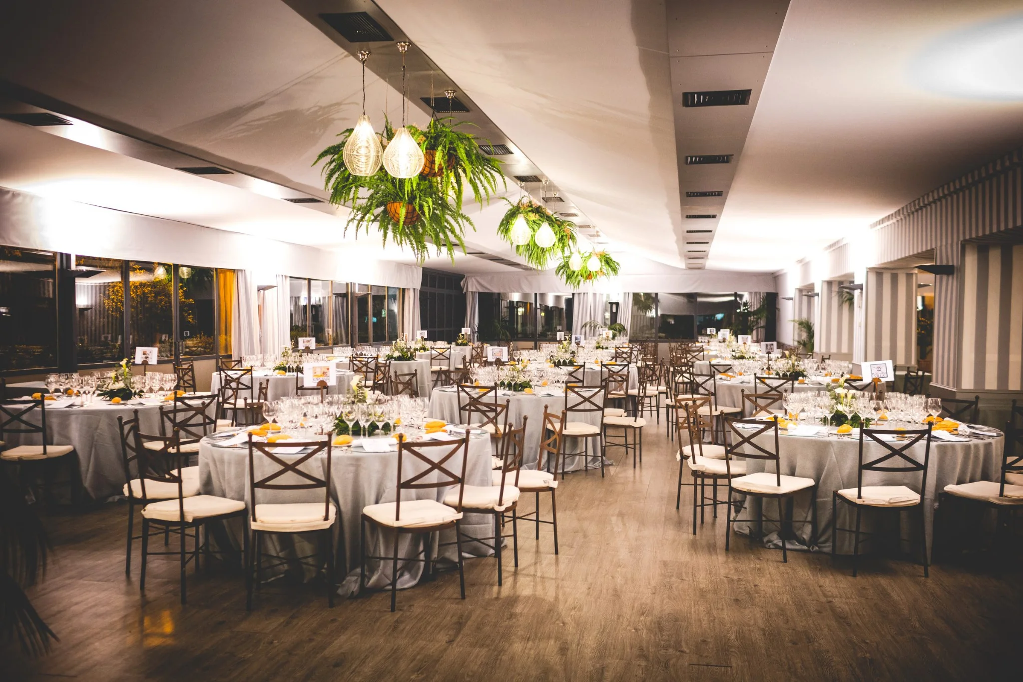 Salón de banquete preparado con mesas y decoración en una boda en Peñarrubia de Araceli, fotografía de Pedro Zamorano.