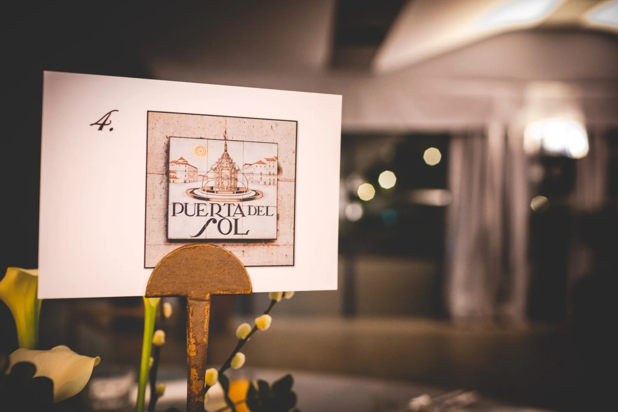 Detalle del nombre de mesa Puerta del Sol en una boda en Peñarrubia de Araceli, fotografía de Pedro Zamorano.