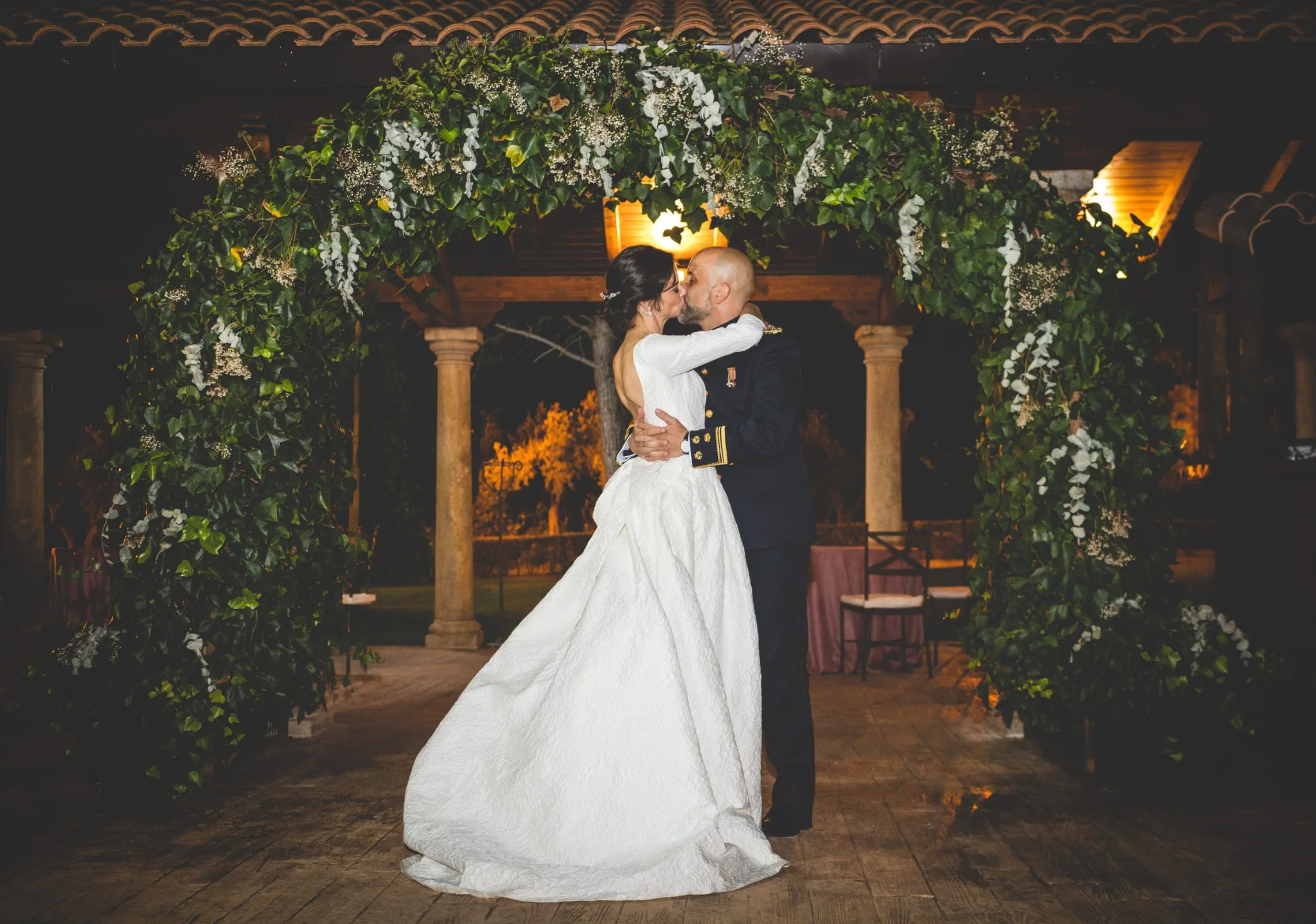 Baile romántico de los novios durante la noche en una boda en Peñarrubia de Araceli, fotografía de Pedro Zamorano.