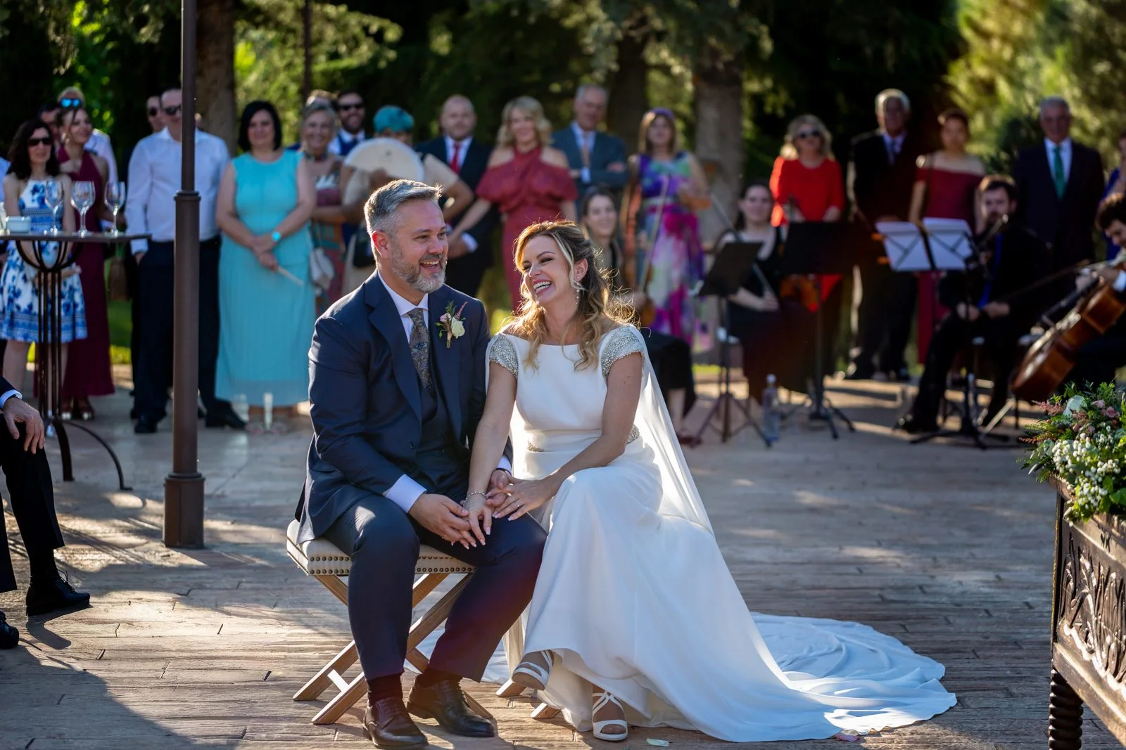 Novios sentados durante una ceremonia civil al aire libre en una boda en Peñarrubia de Araceli, fotografía de Pedro Zamorano.