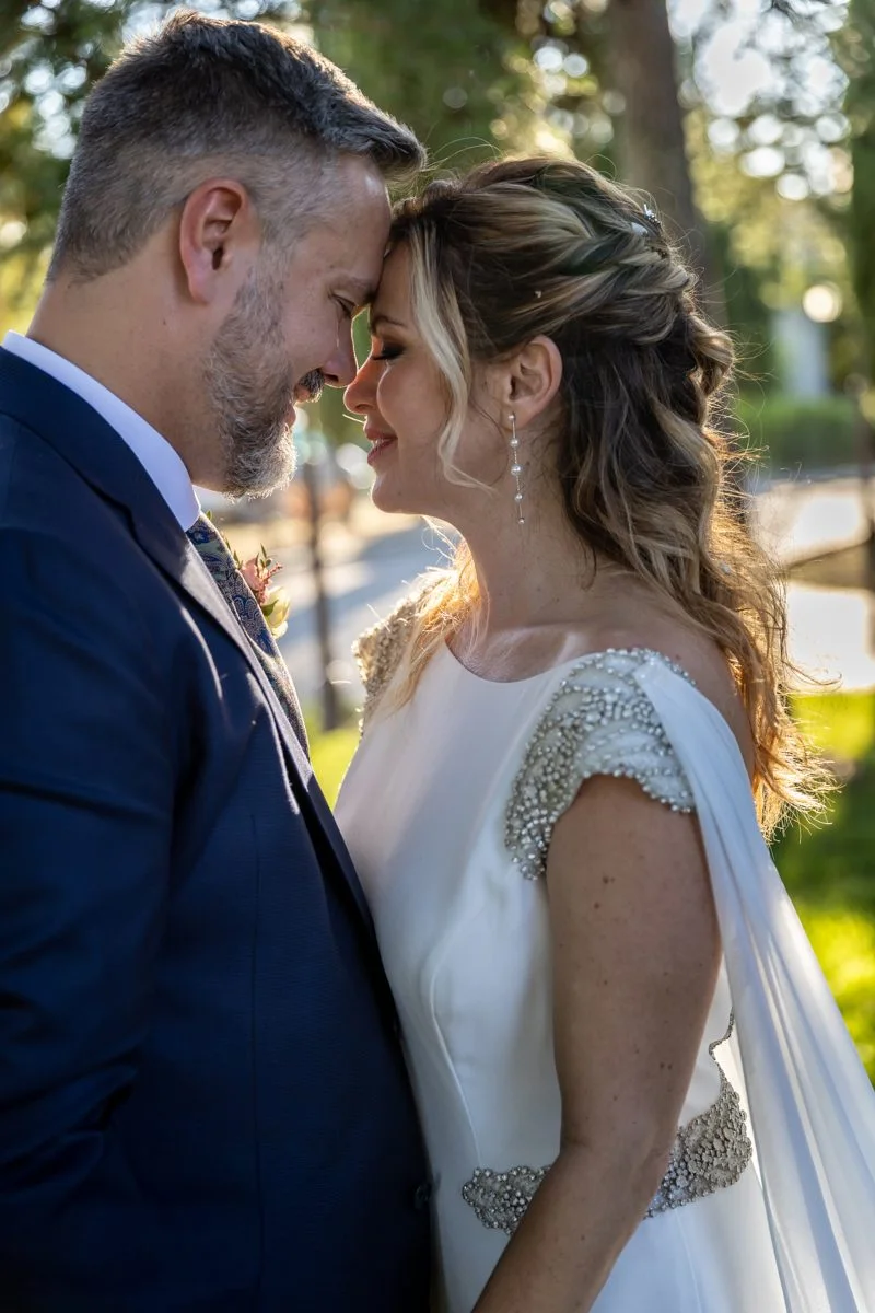 Primer plano romántico de los novios frente a frente en una boda en Peñarrubia de Araceli, fotografía de Pedro Zamorano.