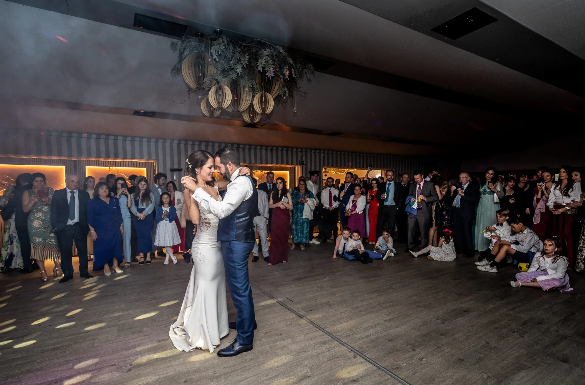 Primer baile de los novios rodeados de invitados en una boda en Peñarrubia de Araceli, fotografía de Pedro Zamorano.