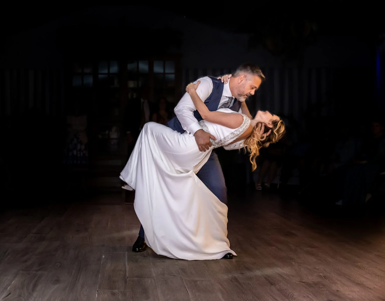 Figura de baile dramática de los novios en la pista en una boda en Peñarrubia de Araceli, fotografía de Pedro Zamorano.