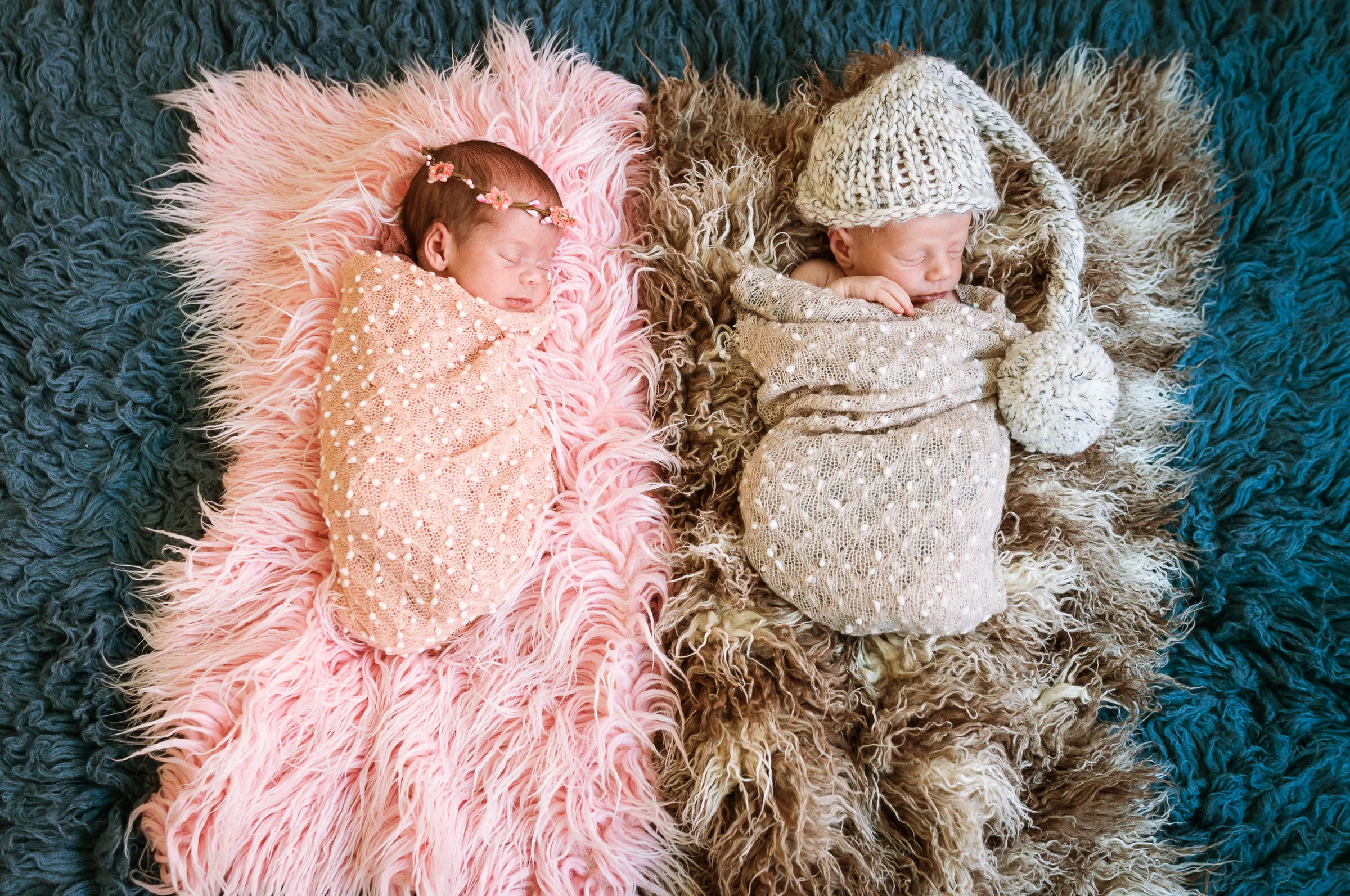 Composición de dos retratos newborn con el bebé dormido sobre mantas de tonos rosa y beige.