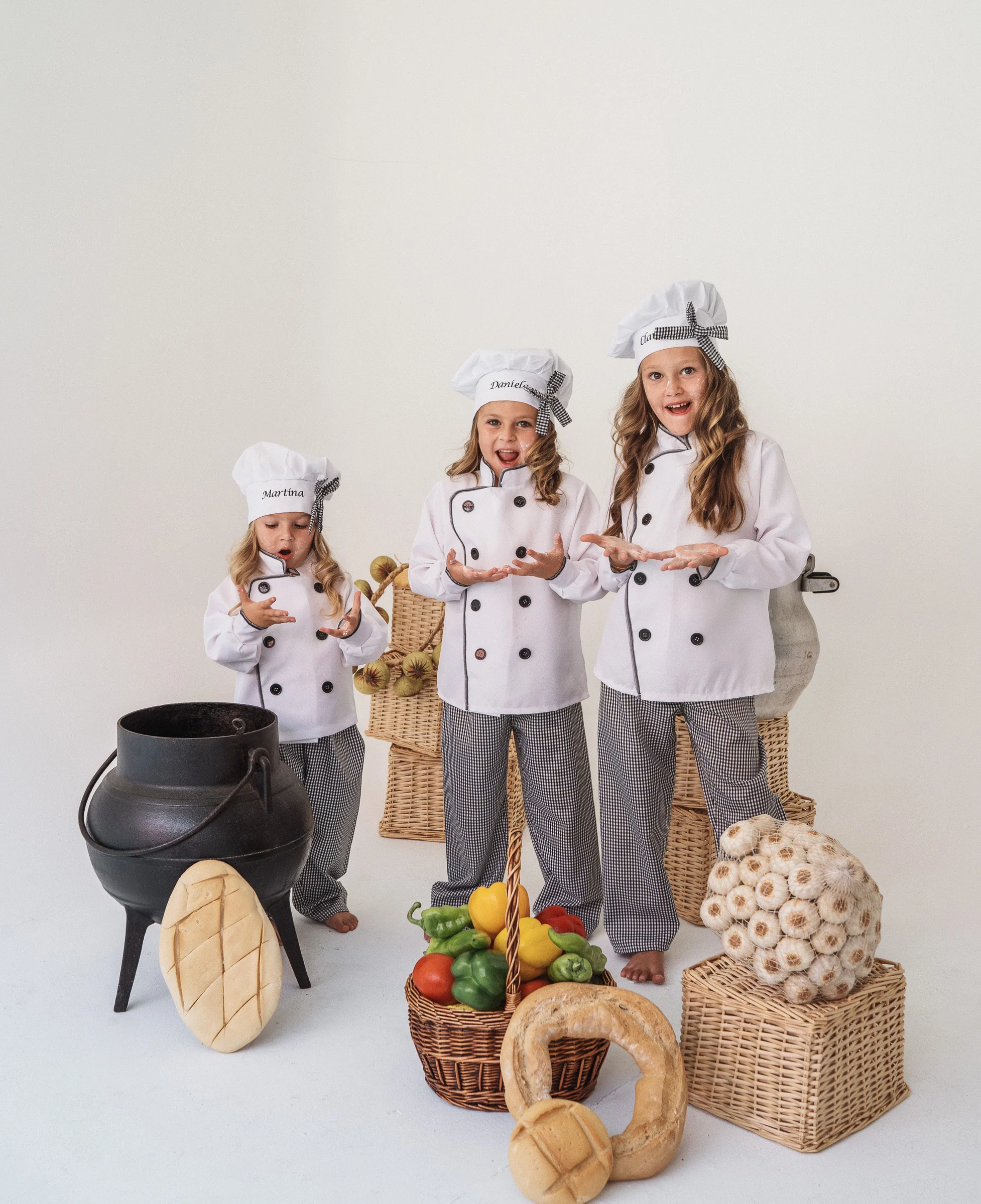 Grupo de niñas disfrazadas de cocineras con verduras y atrezzo de cocina.