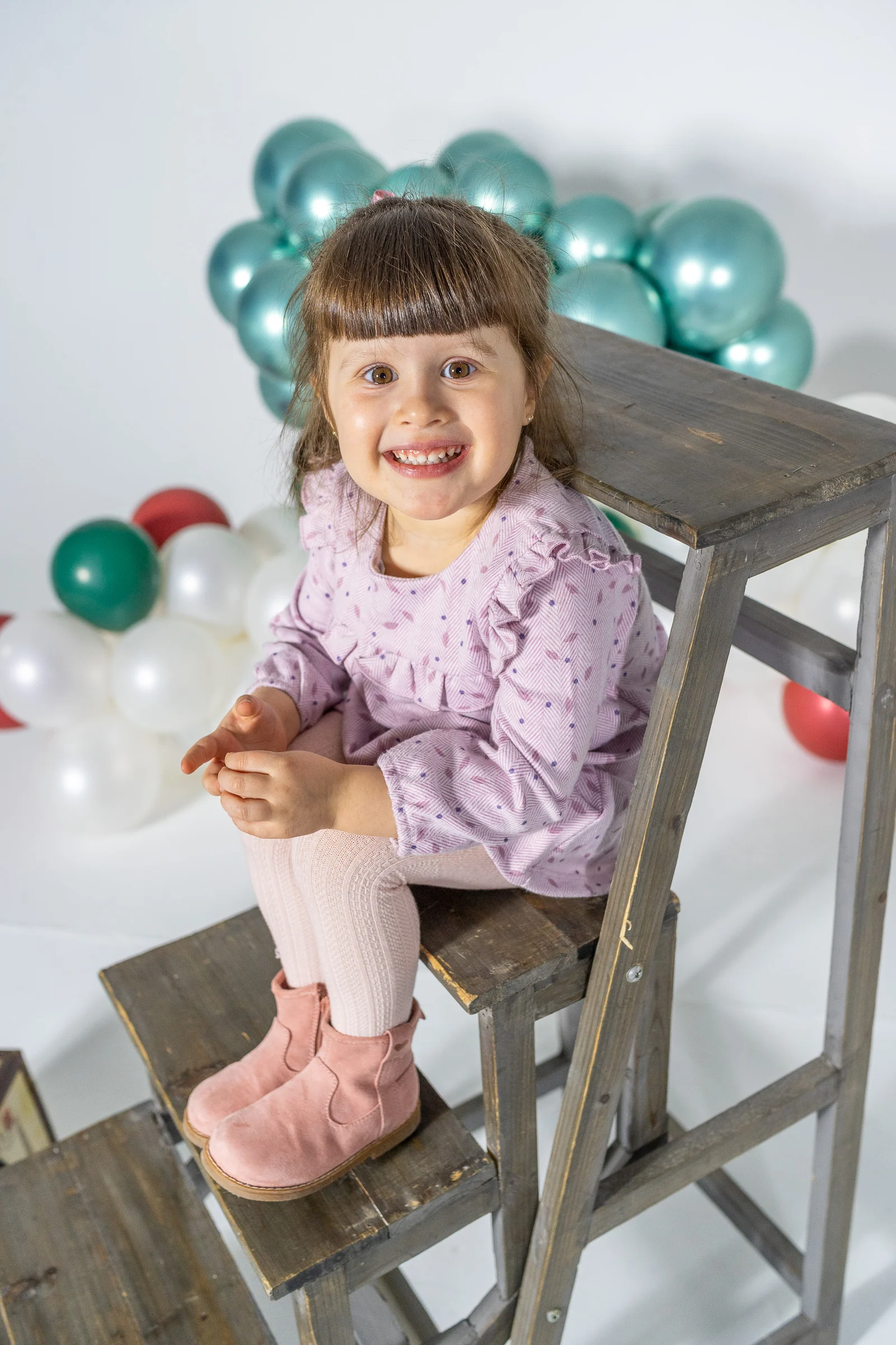 Recién nacido dormido envuelto en una manta azul sobre pelo blanco.