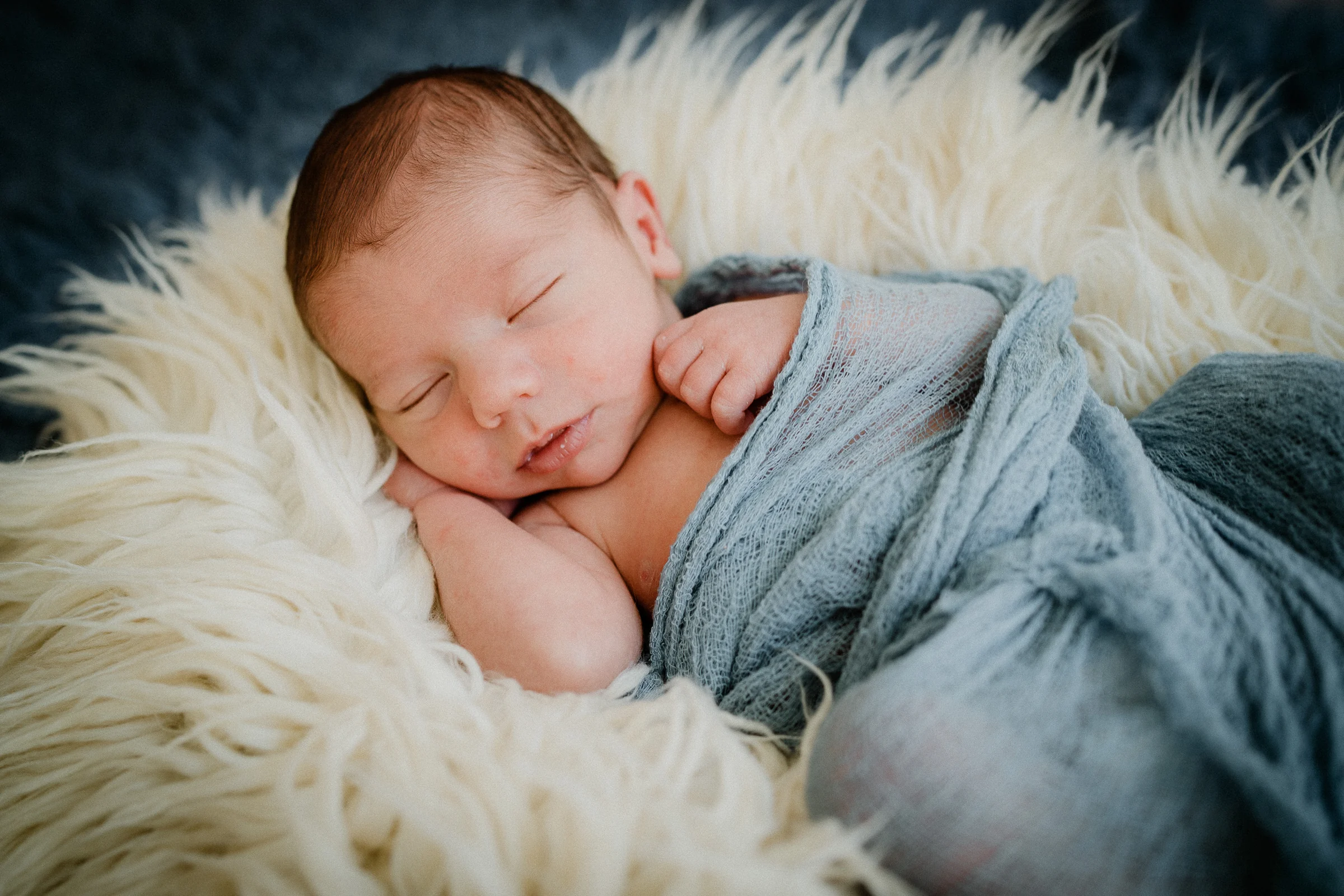 Recién nacido dormido con letras decorativas de su nombre durante la sesión newborn.