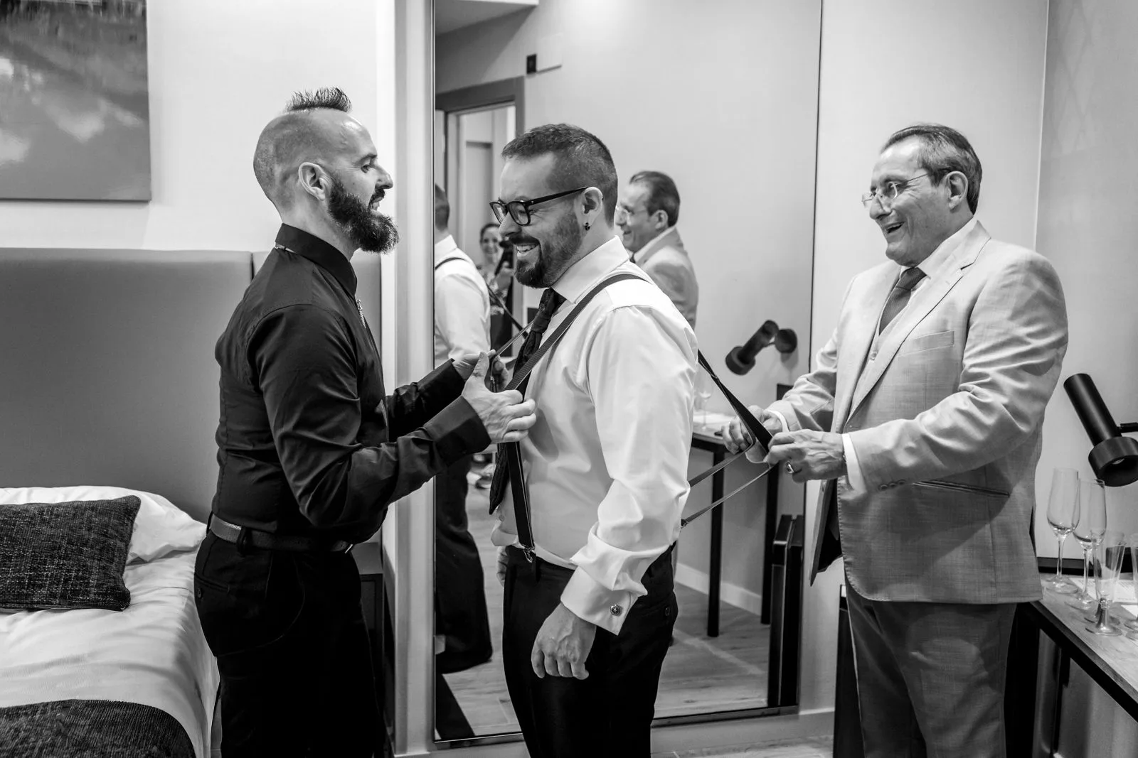 Familiares ayudando al novio con la corbata durante una boda en Valquijancho.