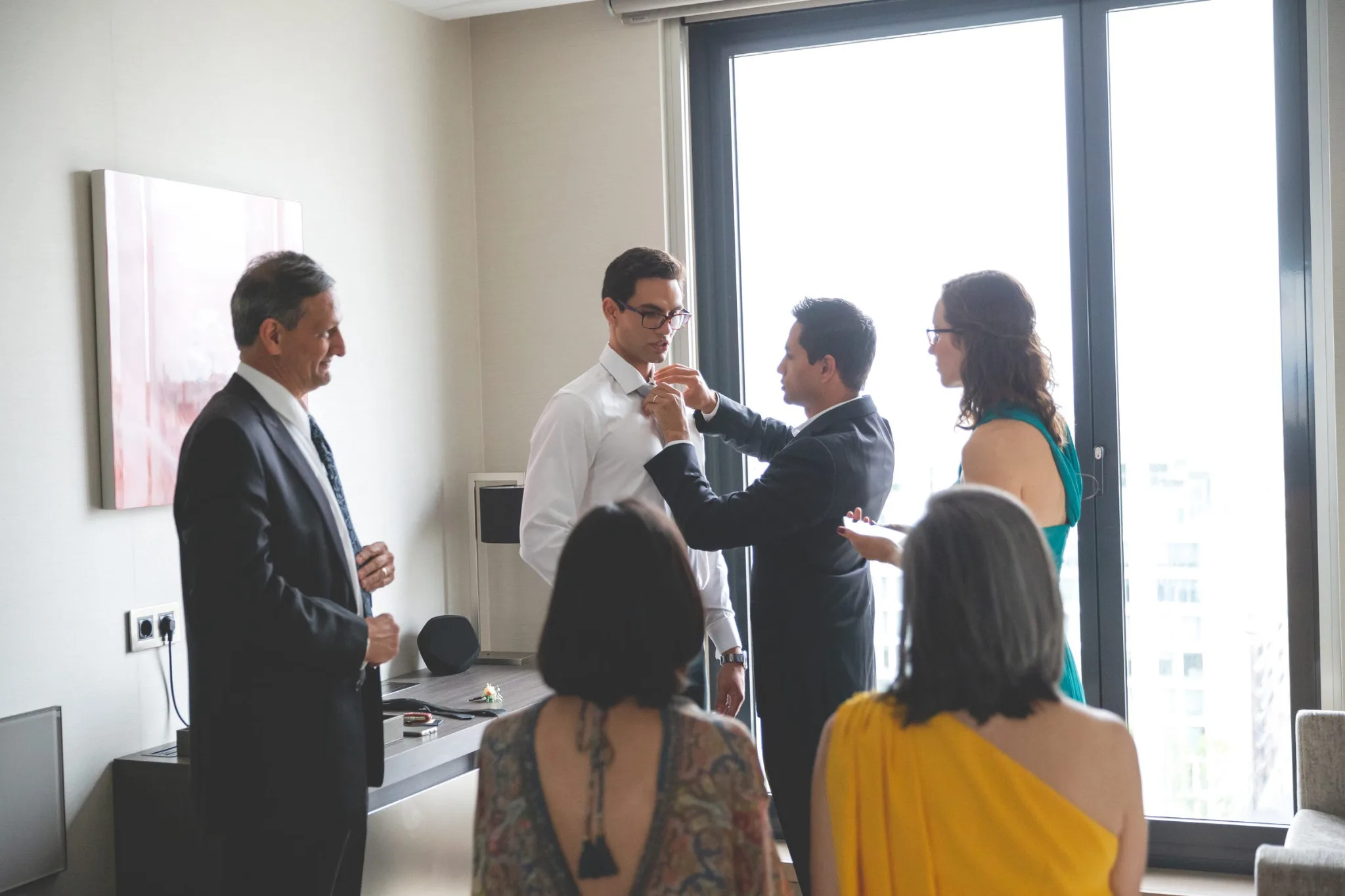 Familiares ajustando la ropa del novio durante una boda en Valquijancho.