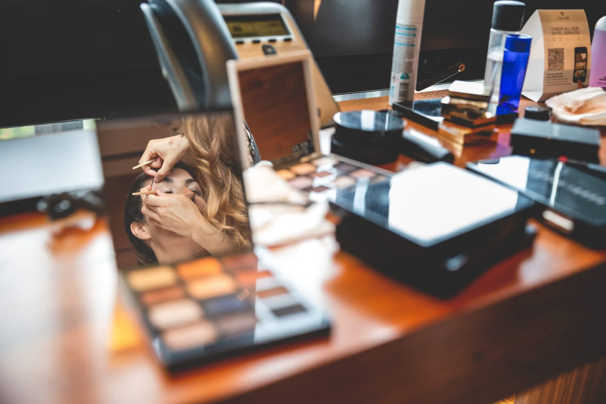Detalle de maquillaje de la novia durante una boda en Valquijancho.