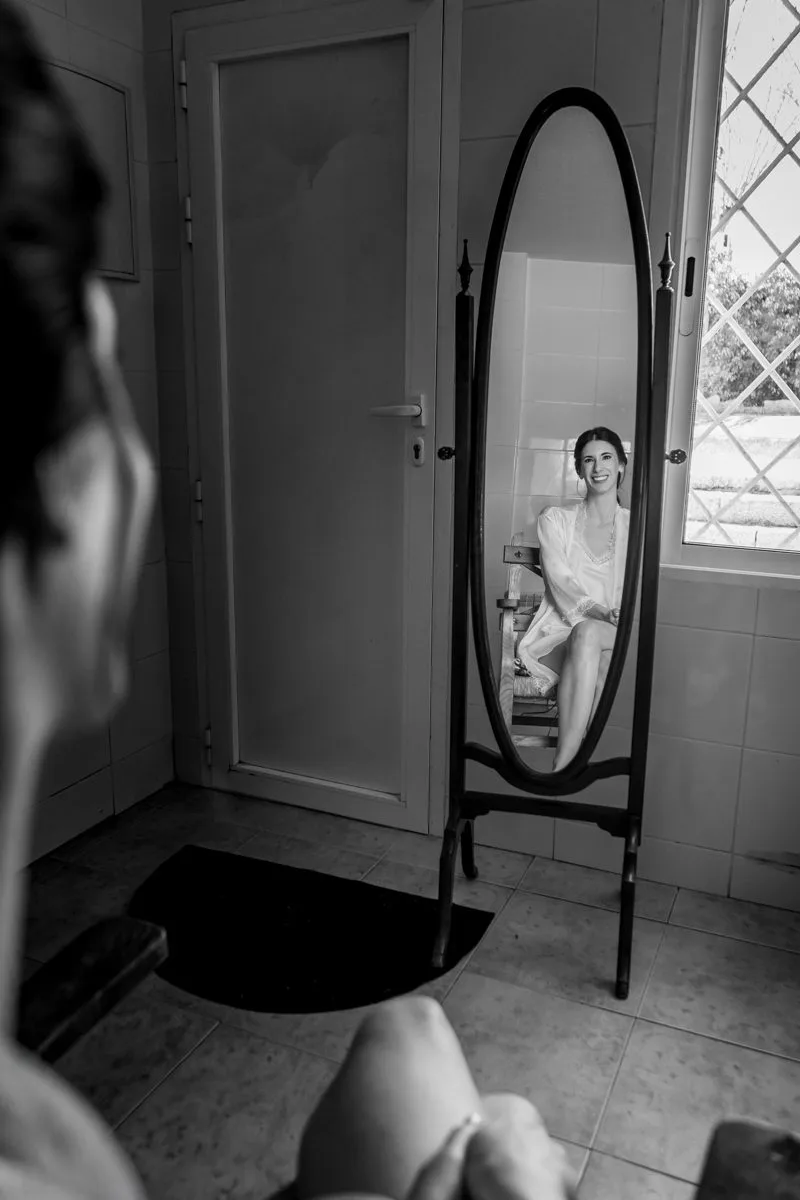 Retrato de la novia reflejada en el espejo durante una boda en Valquijancho.