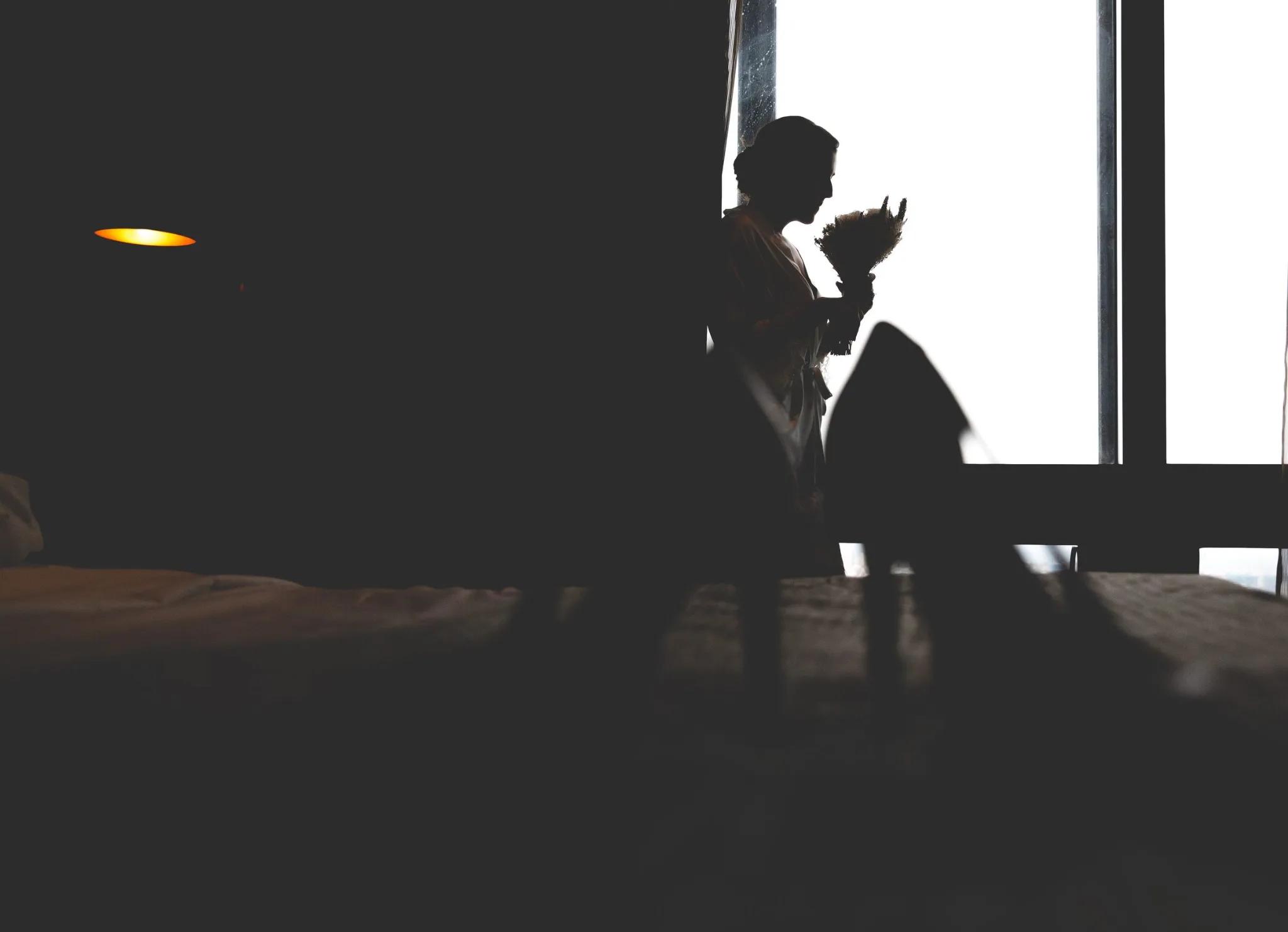 Silueta de la novia con el ramo durante una boda en Valquijancho.