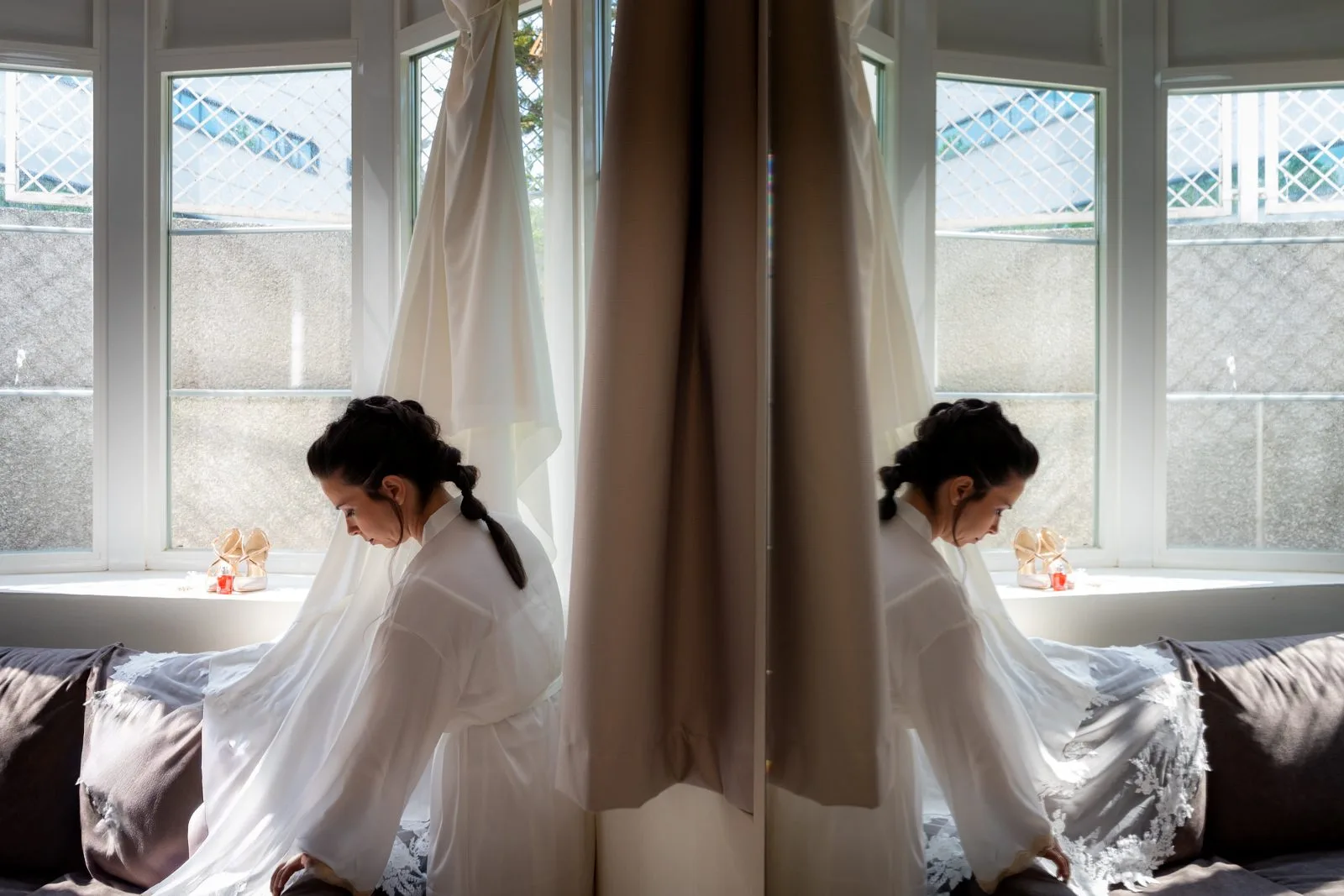 Novia sentada junto a la ventana durante una boda en Valquijancho.