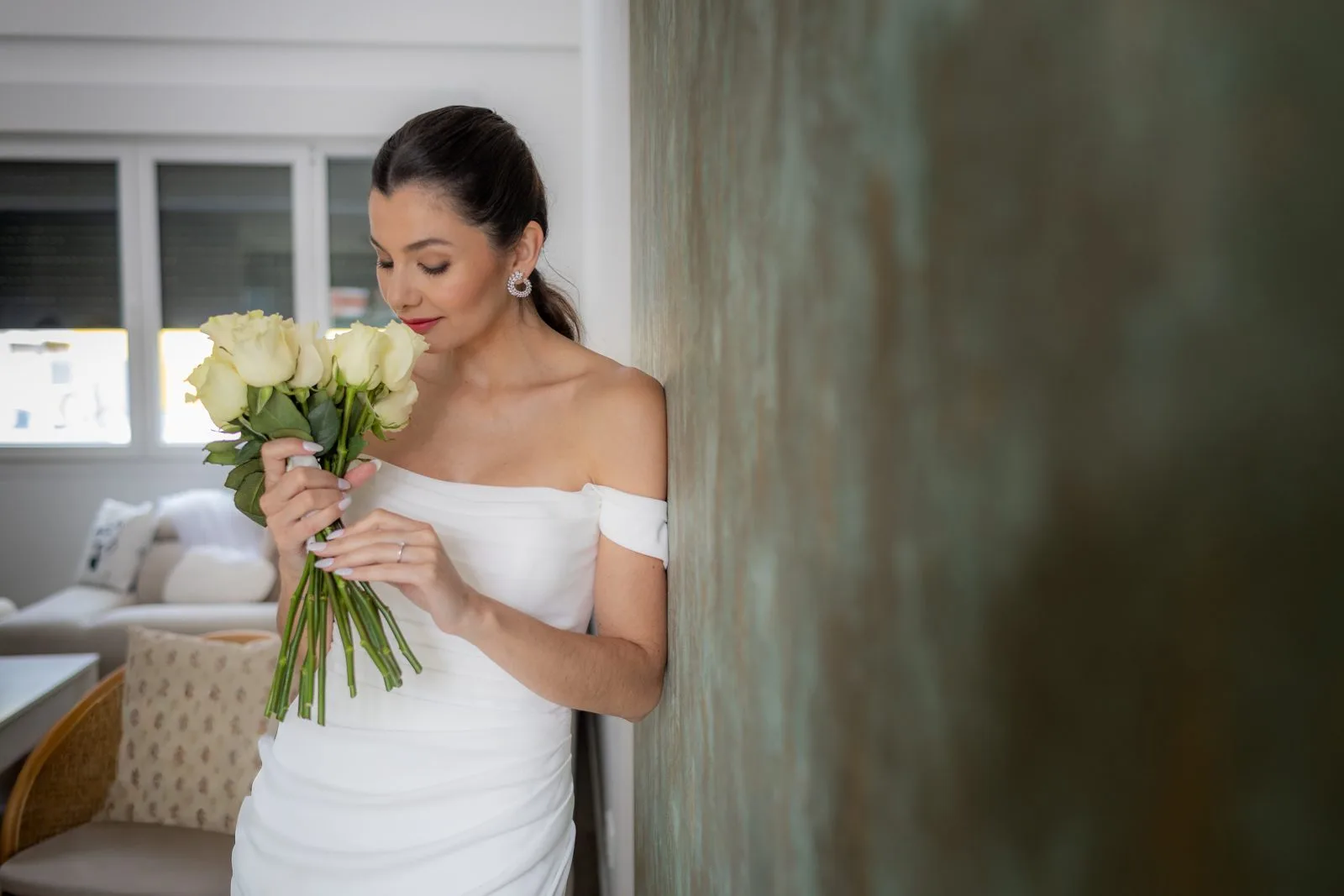Novia con ramo de rosas blancas durante una boda en Valquijancho.