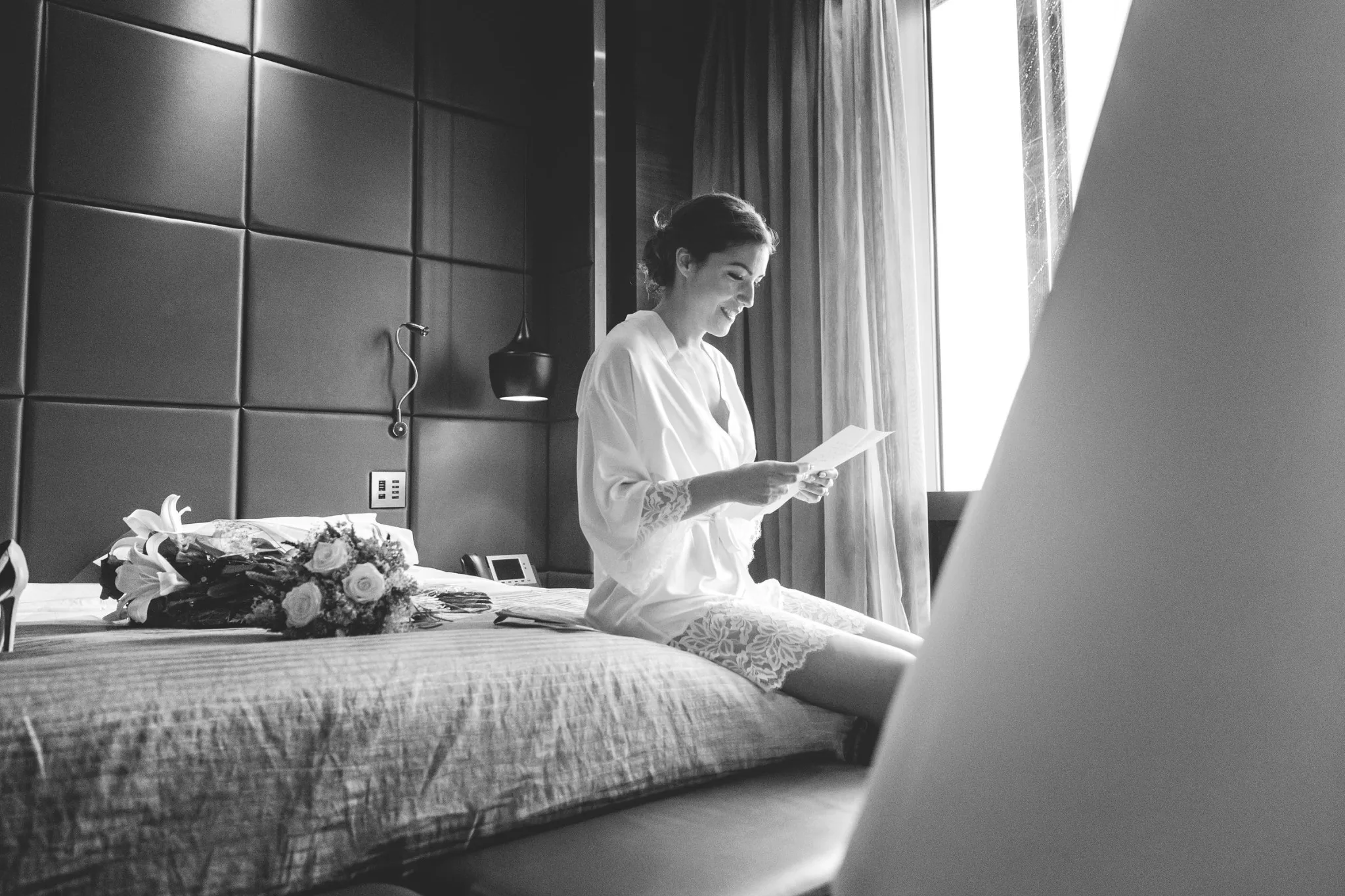 Novia leyendo una carta en la habitacion durante una boda en Valquijancho.