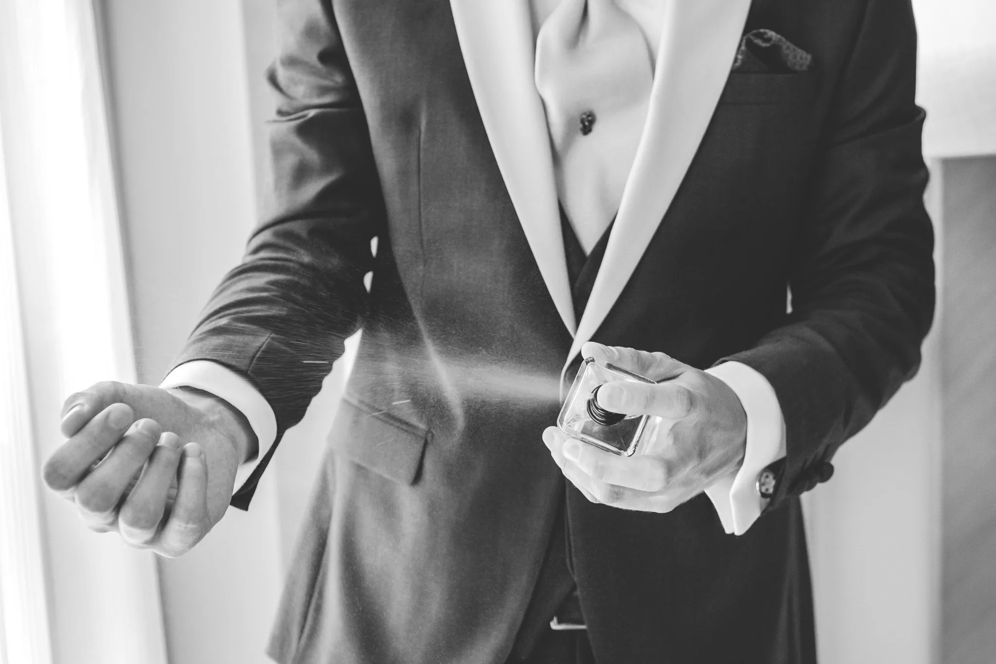 Detalle del perfume del novio durante una boda en Valquijancho.