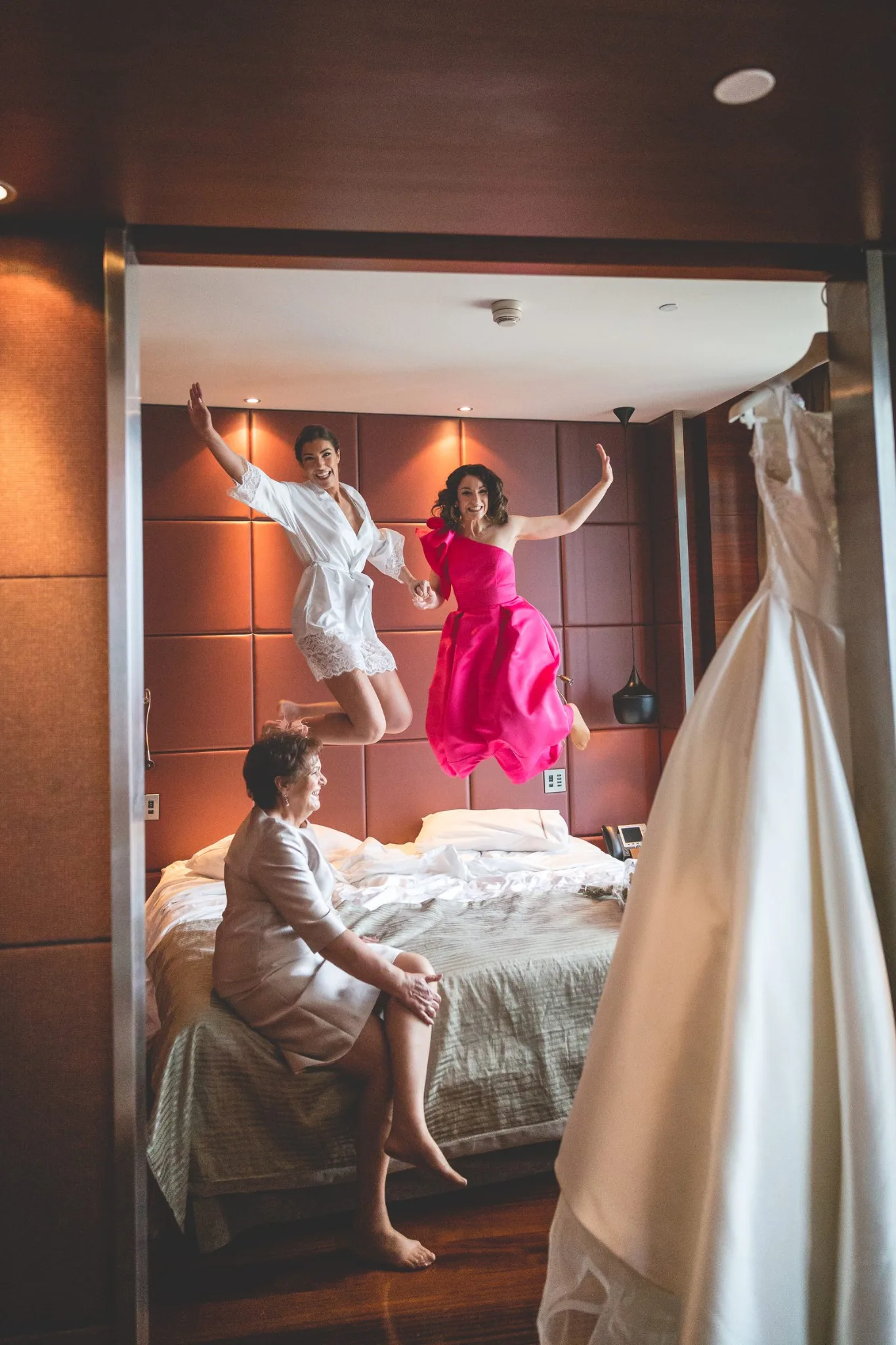 Amigas de la novia saltando en la habitacion durante una boda en Valquijancho.