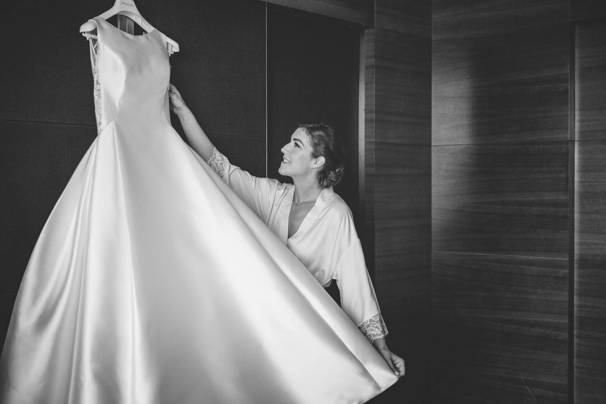 Novia mostrando su vestido durante una boda en Valquijancho.