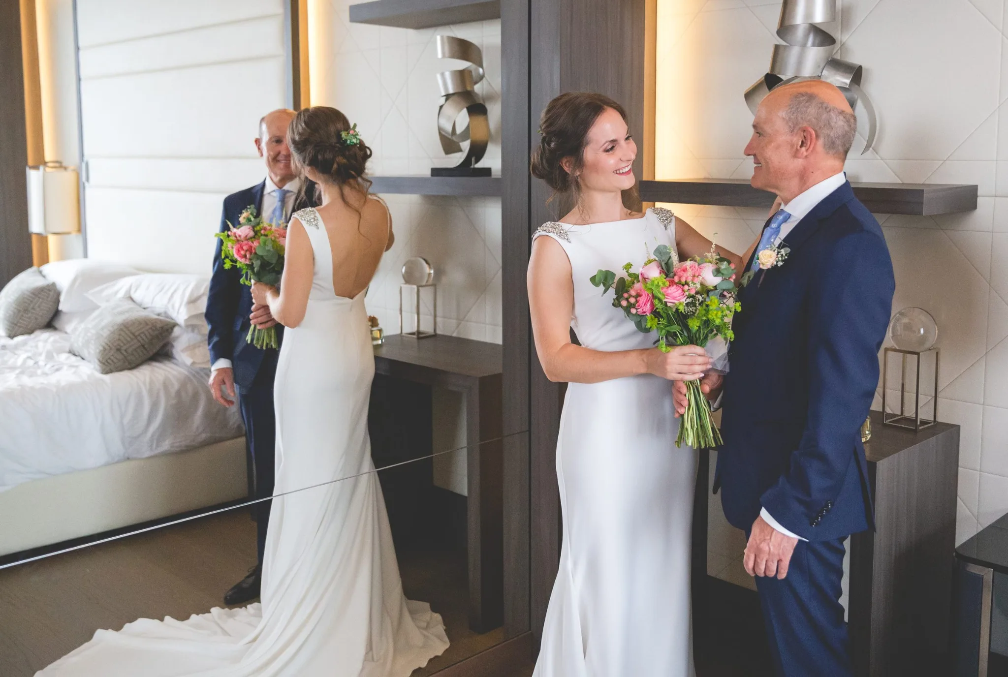 Novia con su padre antes de la ceremonia durante una boda en Valquijancho.